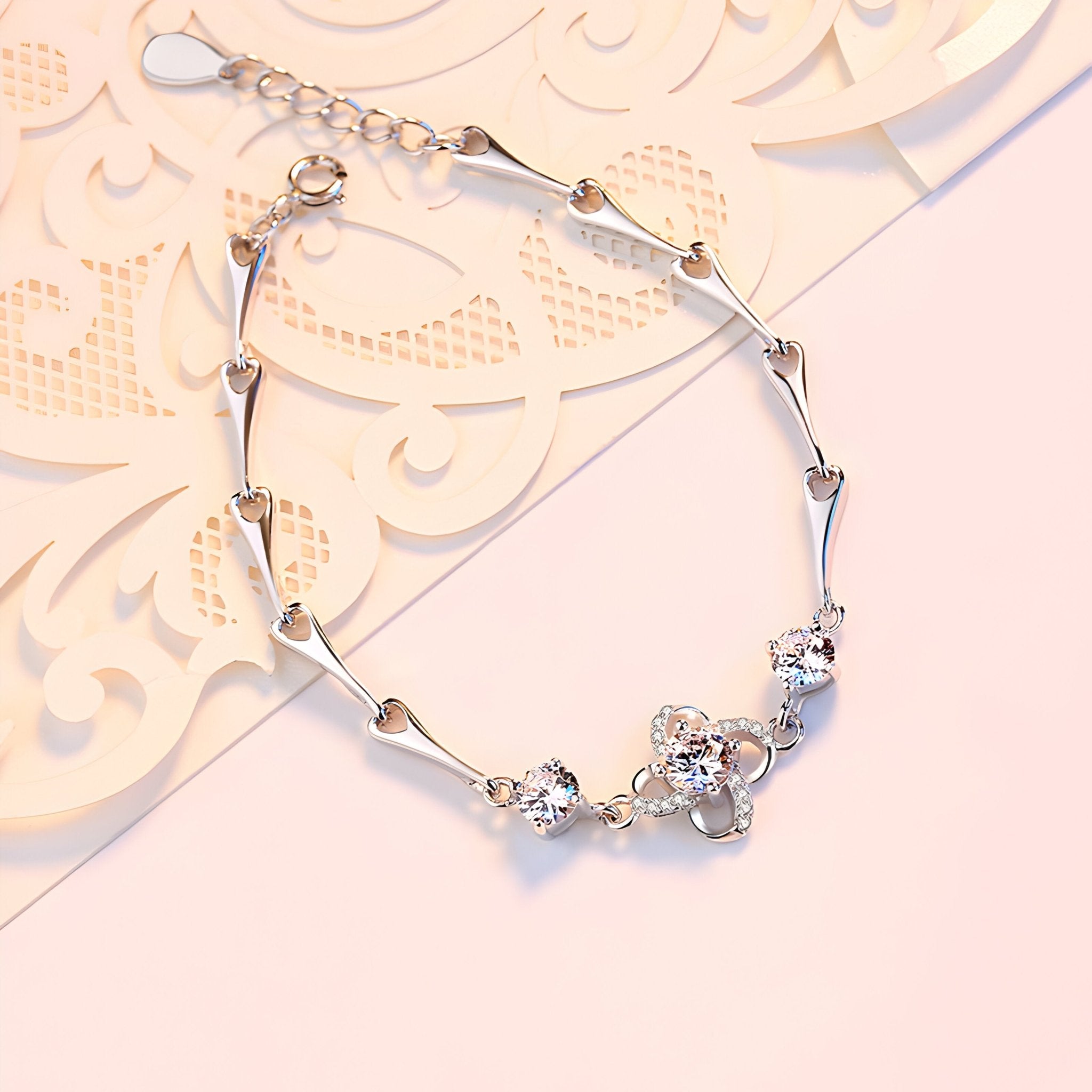 Bracelet femme en argent massif avec charms en forme de trèfle et détails raffinés.