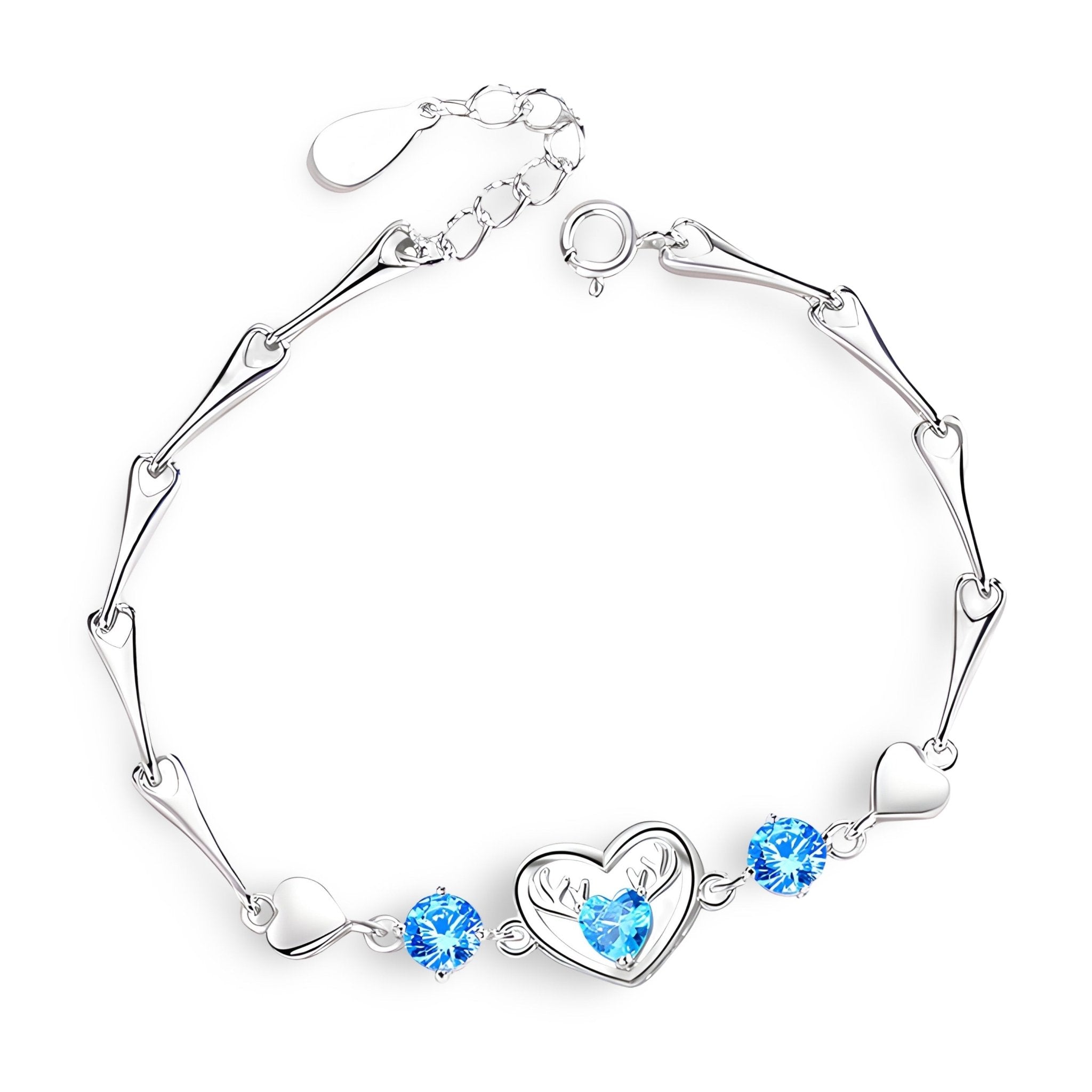 Bracelet en argent avec chaîne fine et charm cœur orné d’un cerf et de cristaux bleus éclatants.