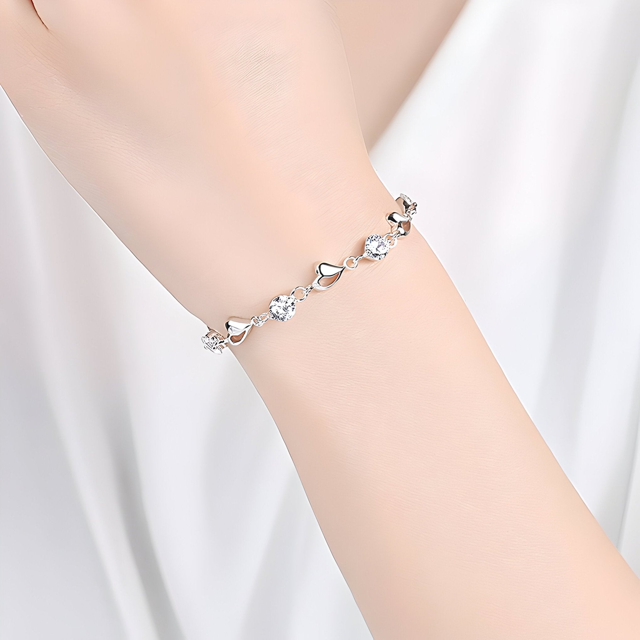 Bracelet en argent pur pour femme avec mailles en forme de cœur élégantes.