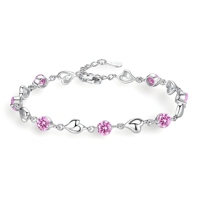 Bracelet en argent avec maillons cœur et pierres roses scintillantes.