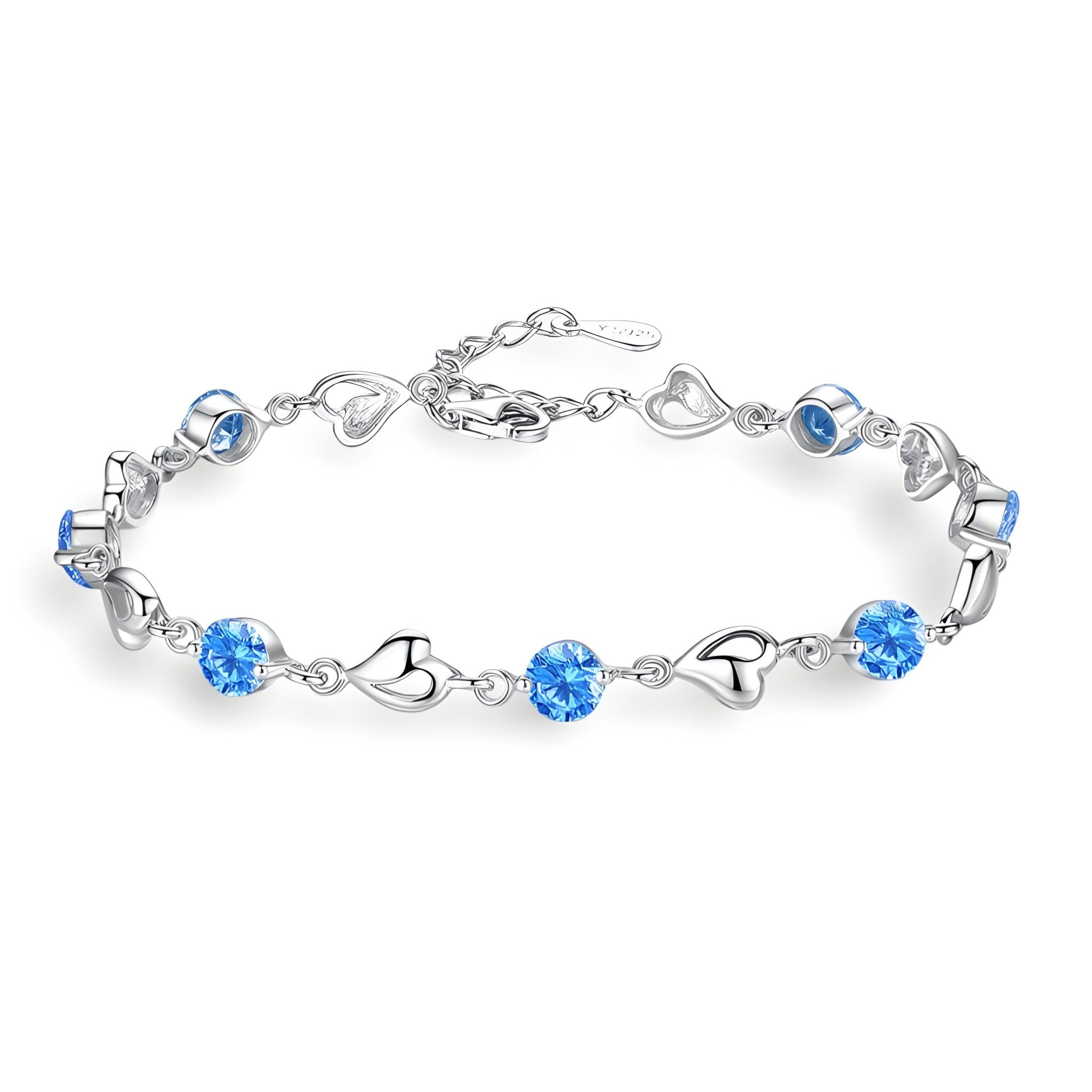 Bracelet en argent avec maillons en forme de cœur et pierres bleues scintillantes.