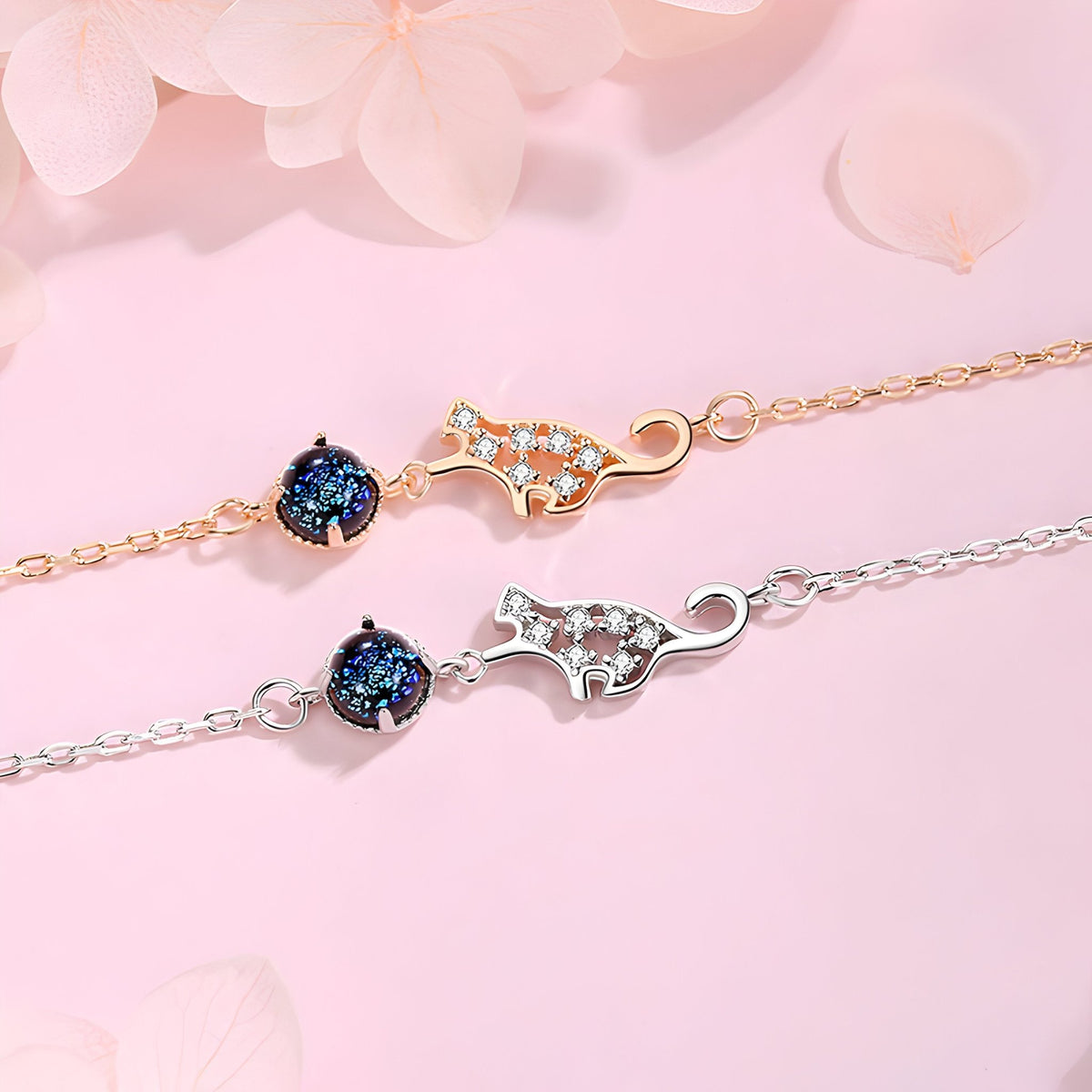 Bracelet en argent sterling avec charme chat orné de cristaux blancs et pierres bleues, finition or rosé et argenté.