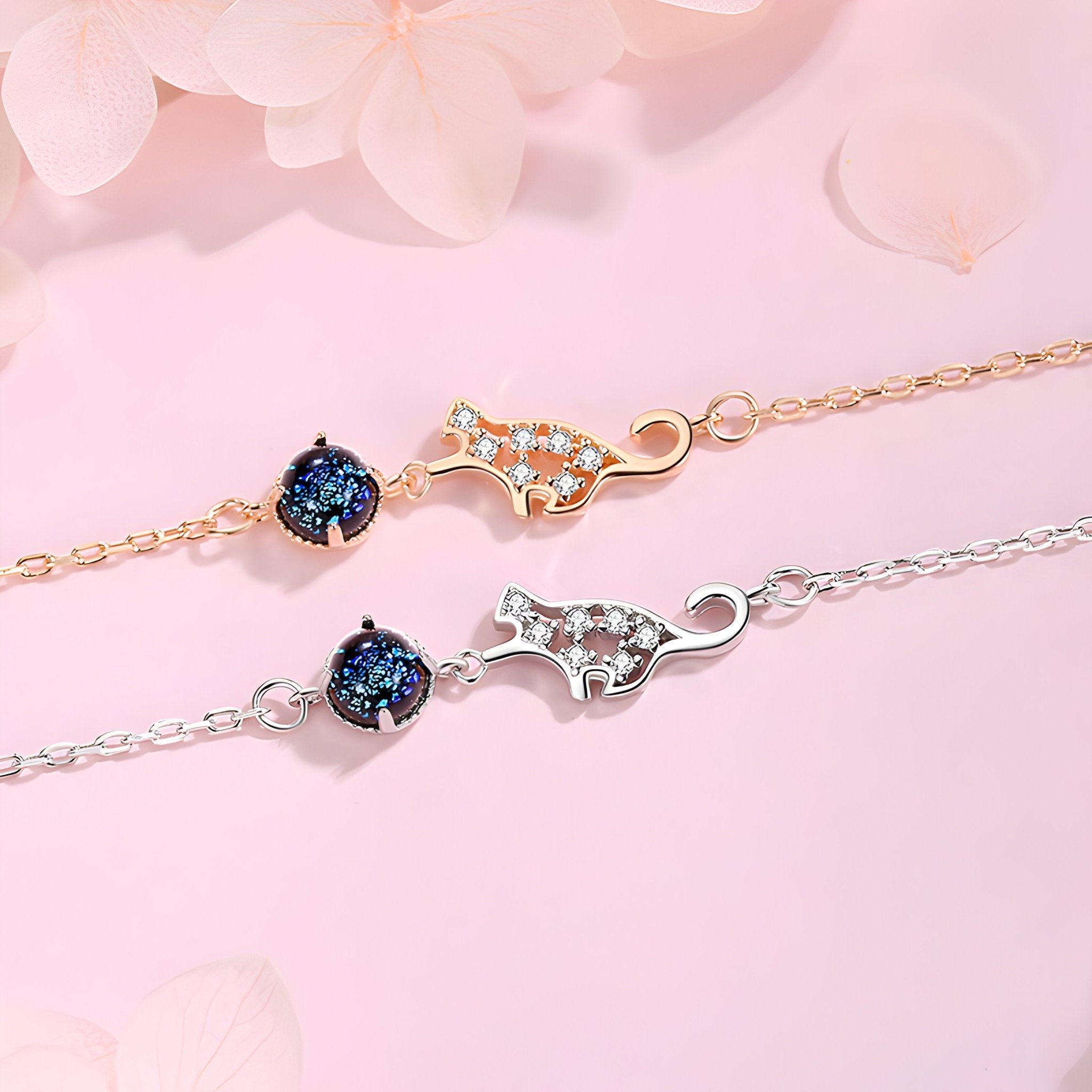 Bracelet en argent sterling avec charme chat orné de cristaux blancs et pierres bleues, finition or rosé et argenté.