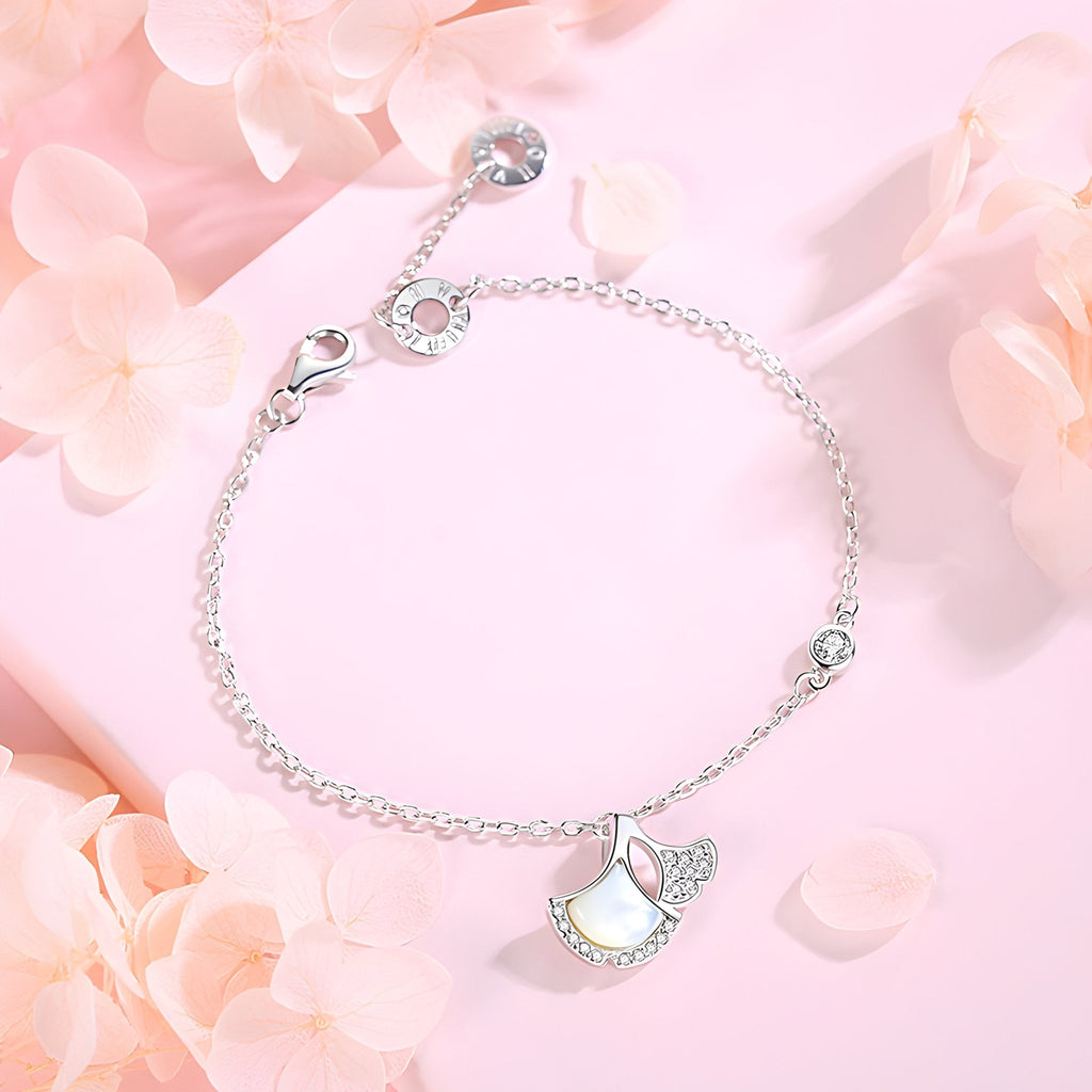 Bracelet en argent sterling avec pendentif feuille de ginkgo et fermoir mousqueton, design délicat.