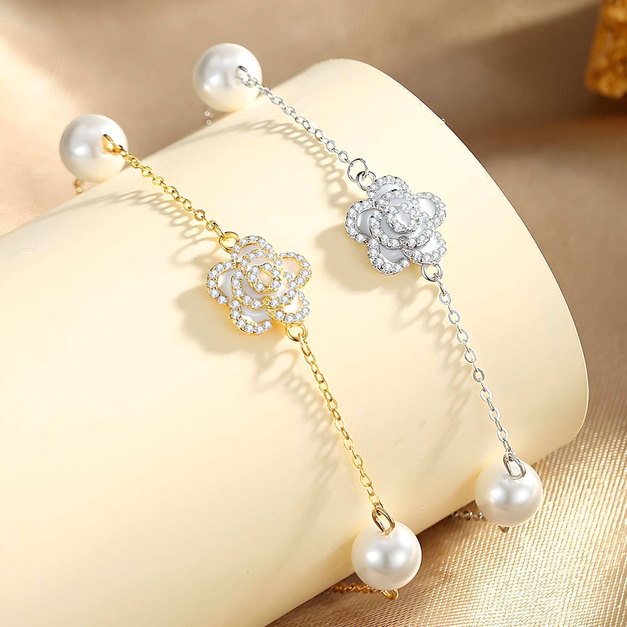 Bracelet en argent sterling avec charm floral orné de cristaux et perle pendante, modèle Aylin .