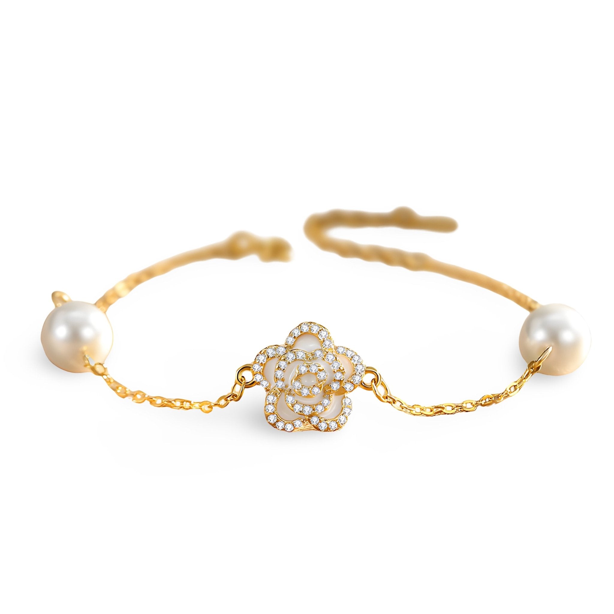 Bracelet en argent sterling avec charm floral orné de petits cristaux et perles blanches aux extrémités.