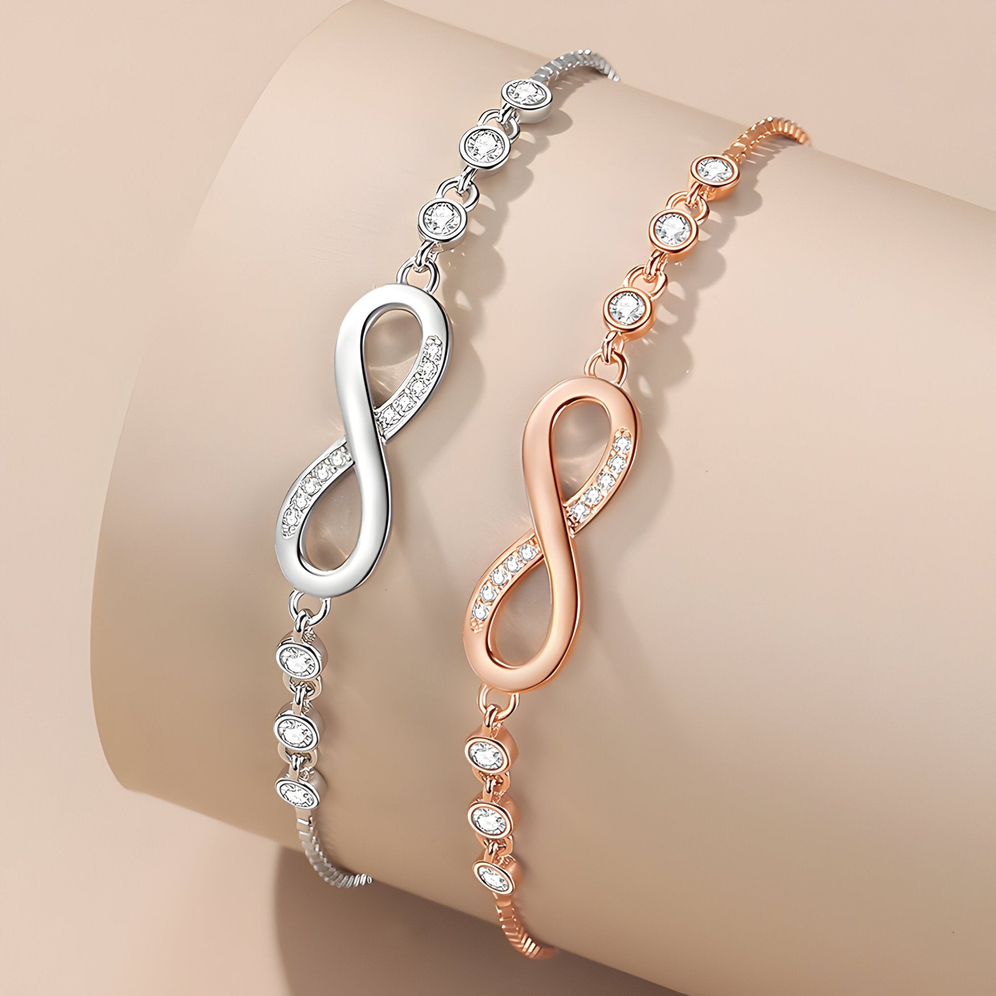 Bracelet en argent sterling avec charm infini orné de petits cristaux, disponible en argent et argent rosé.
