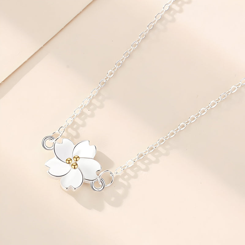 Bracelet en argent sterling avec pendentif marguerite blanche aux détails dorés élégants.