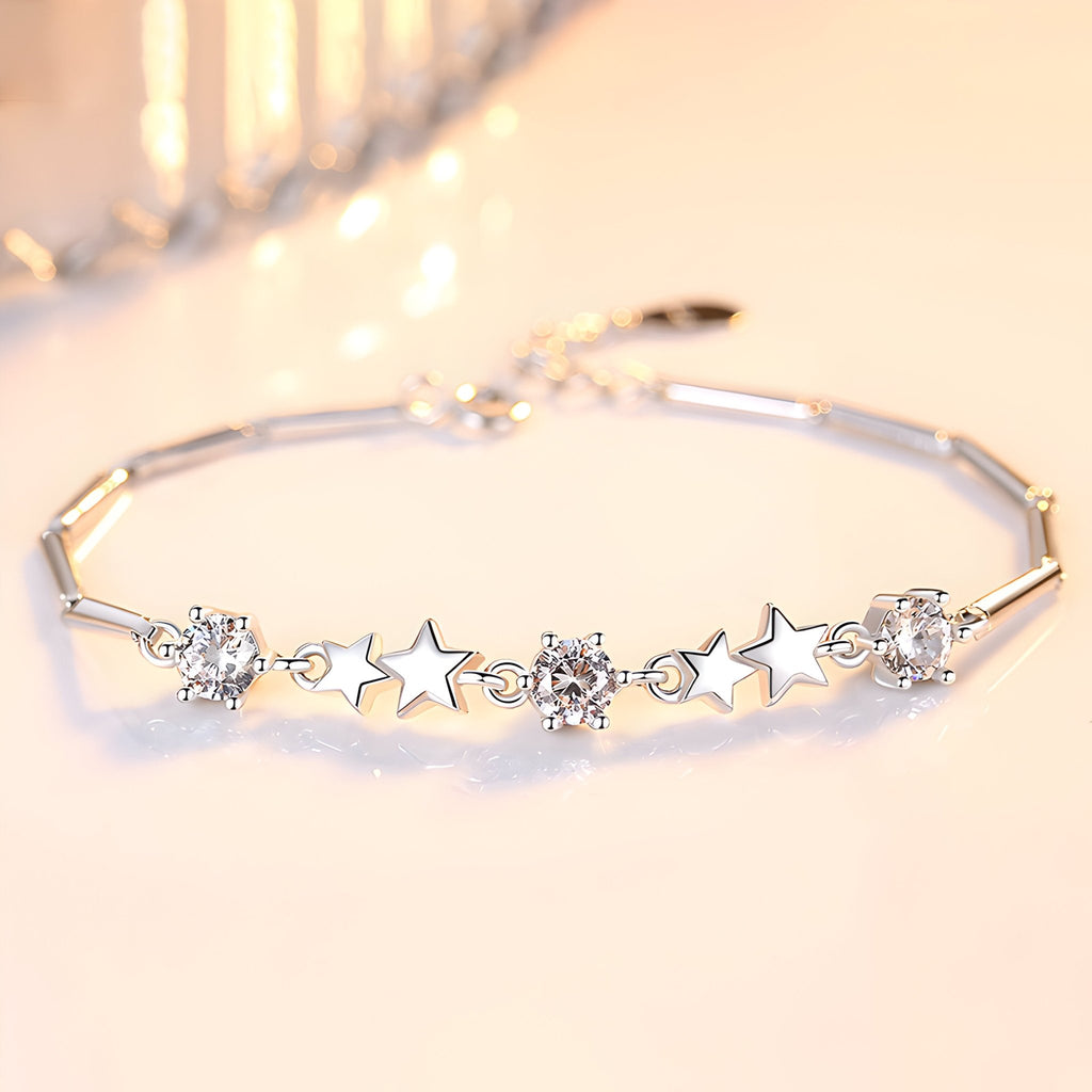 Bracelet en argent sterling avec charms étoilés et cristaux scintillants, design délicat et élégant.