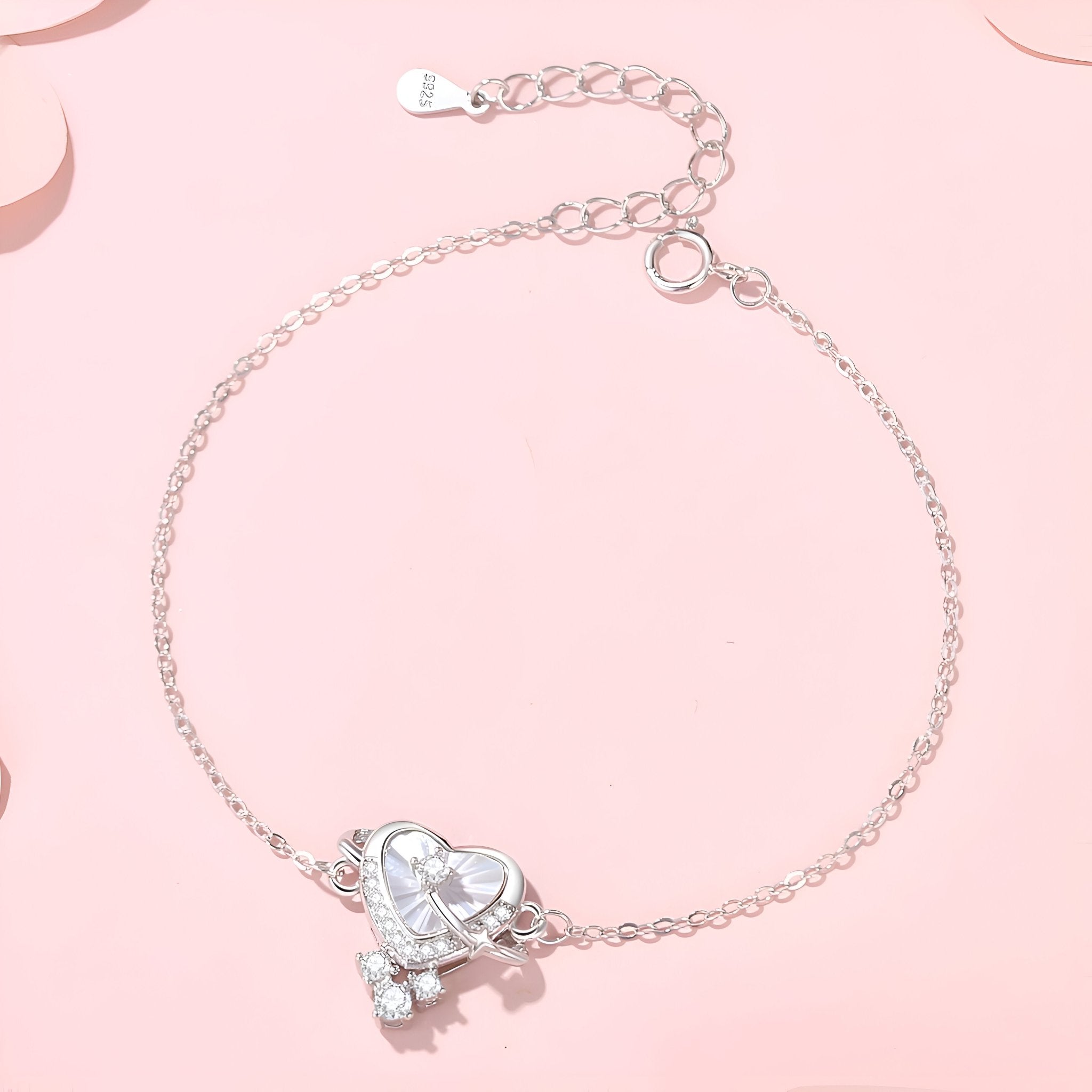 Bracelet en argent sterling avec pendentif cœur orné de petites pierres scintillantes sur chaîne fine.