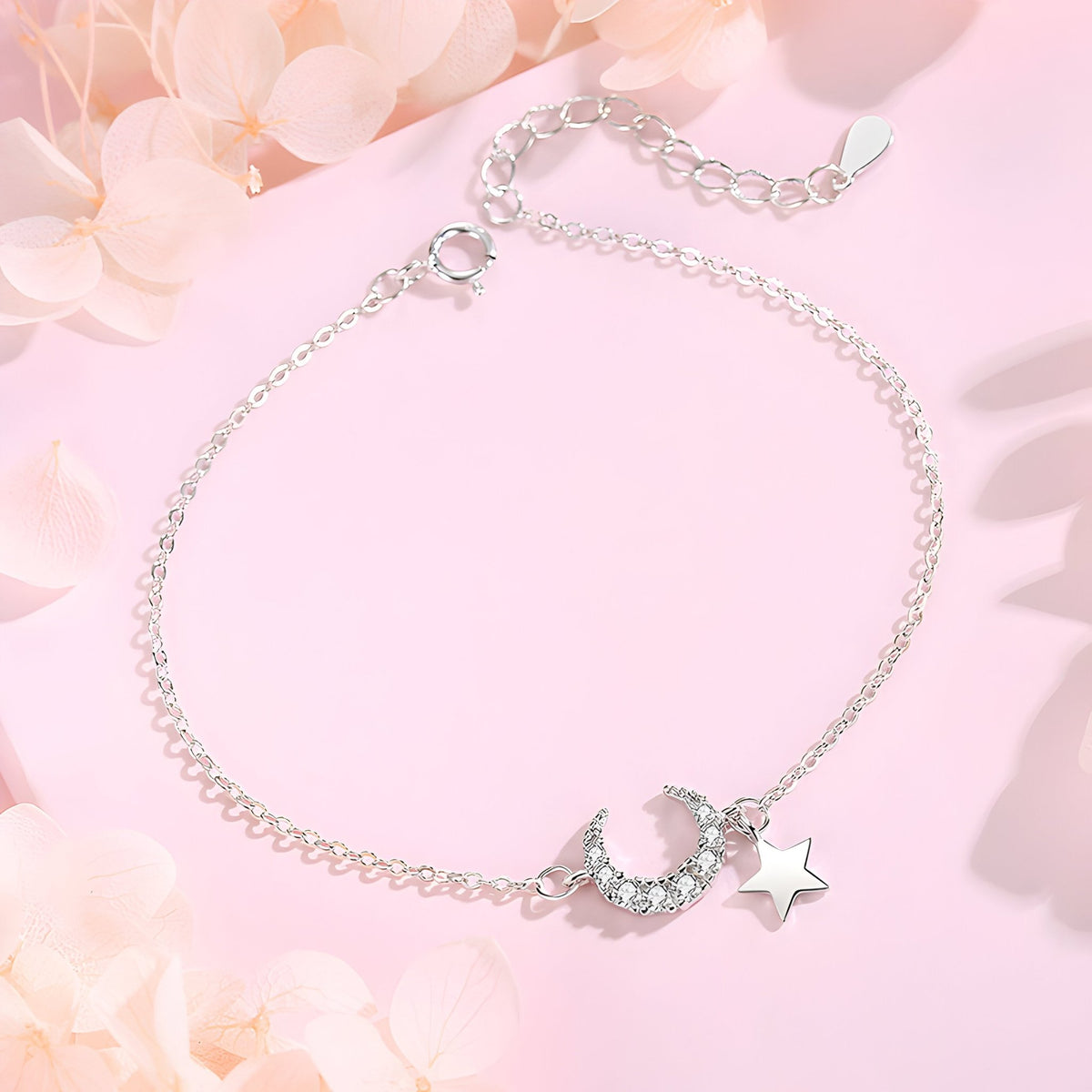 Bracelet en argent sterling fin avec pendentifs lune ciselée et étoile polie sur chaîne délicate.