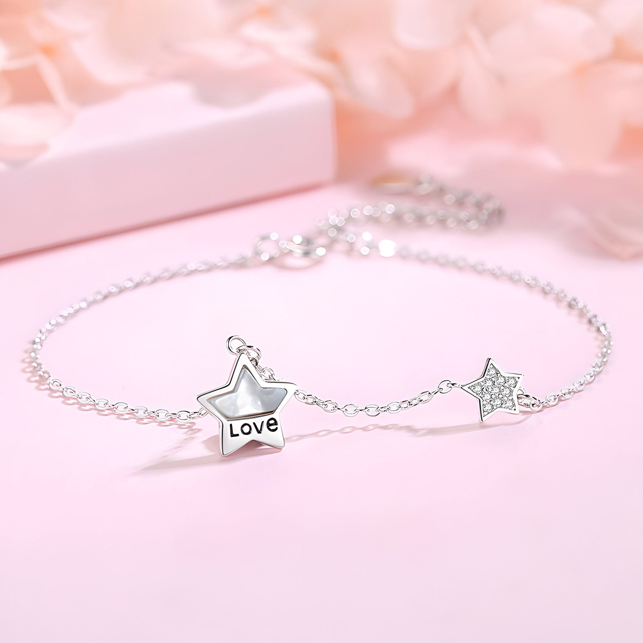 Bracelet fin en argent sterling avec pendentifs étoiles, un petit gravé "Love".
