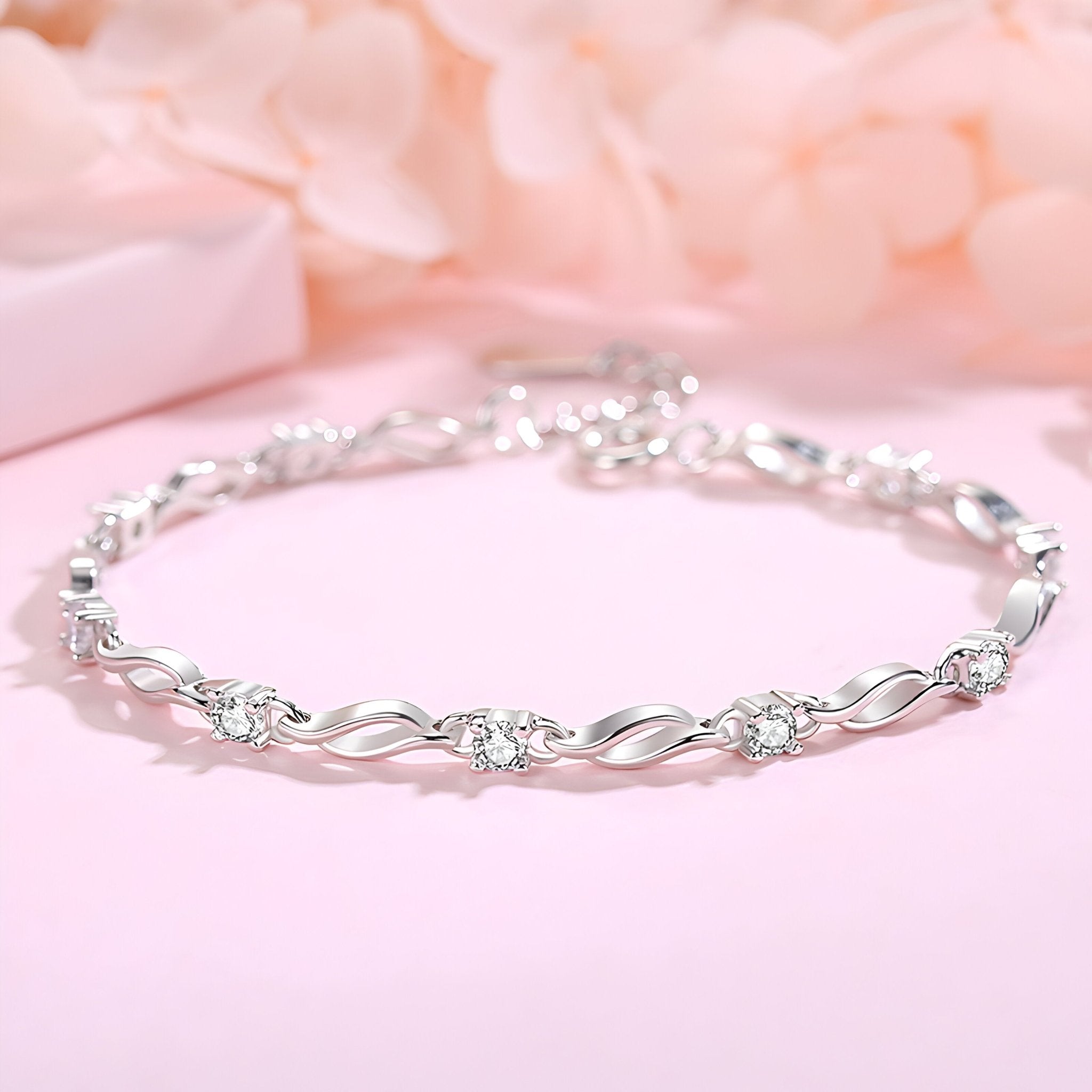 Bracelet en argent sterling pour femme avec motif ondulé et pierres scintillantes, modèle Adeline.