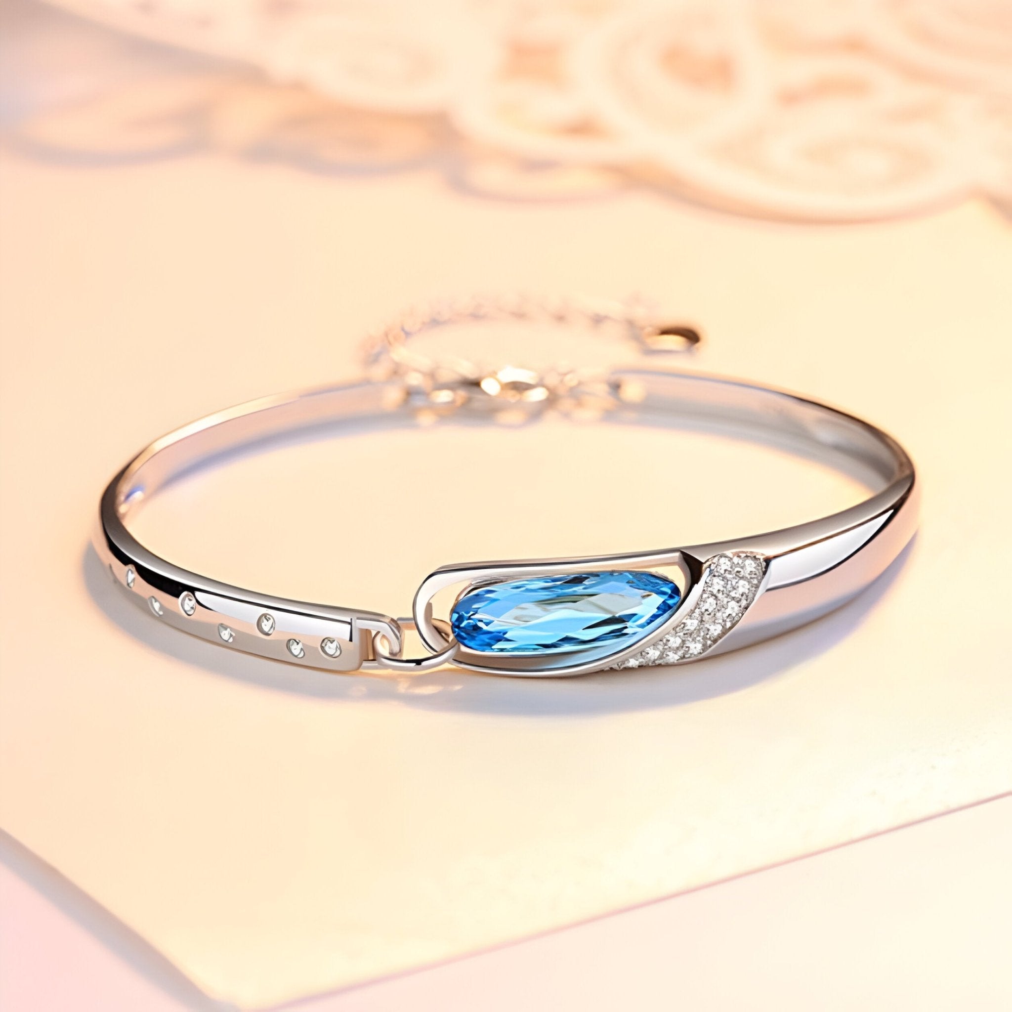 Bracelet en argent sterling avec pierre bleue ovale et accents de petits cristaux blancs.