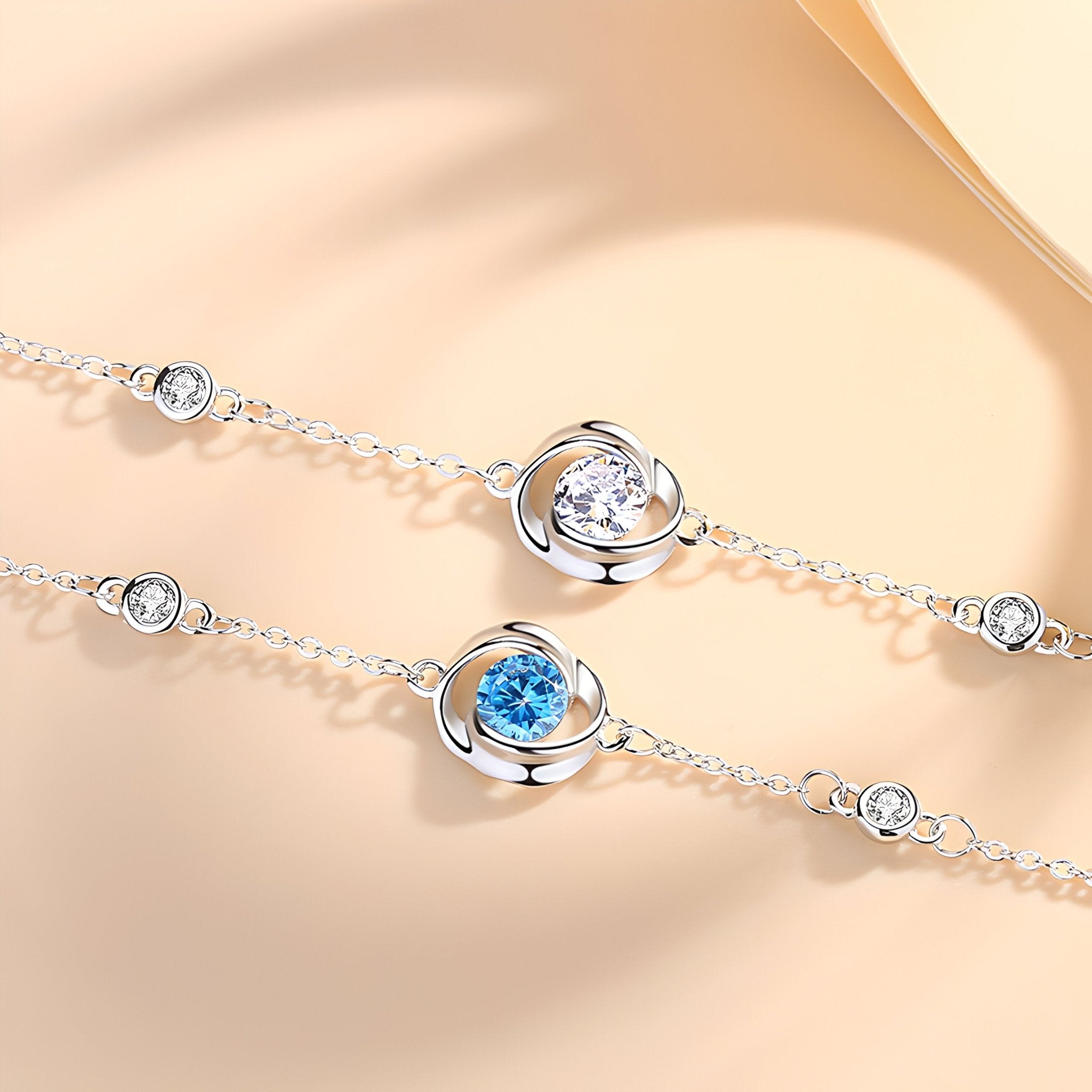 Bracelet en argent sterling avec zirconium clair central et petits zirconiums sertis sur la chaîne. .