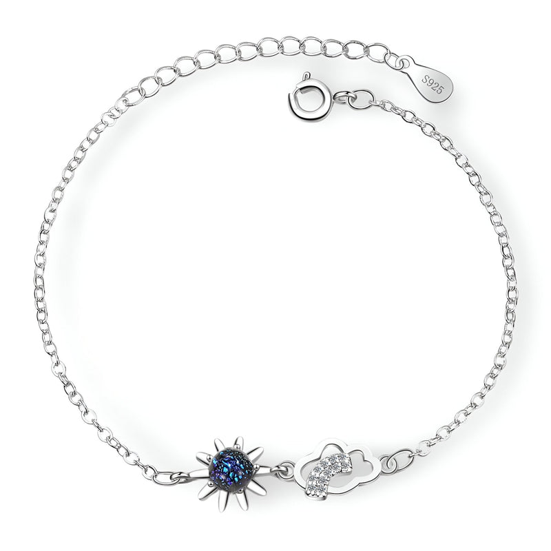 Bracelet en argent sterling avec pendentif soleil noir orné de cristaux bleus et nuage délicat.
