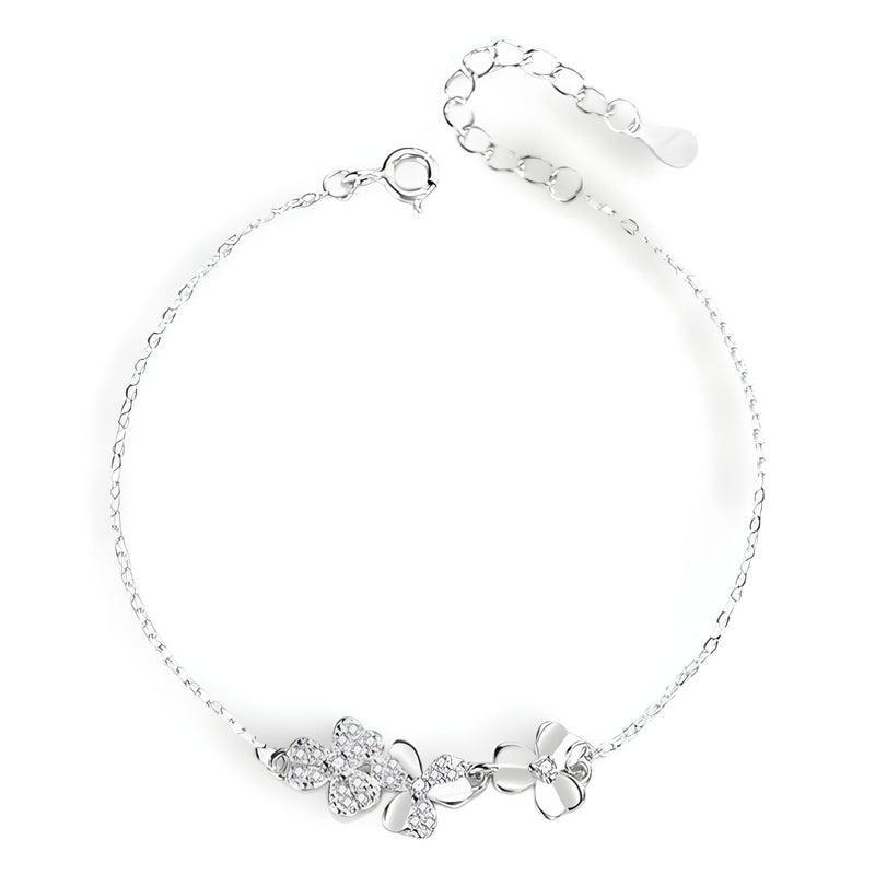 Bracelet en argent sterling fin avec pendentifs trèfle à trois feuilles délicats et chaîne ajustable.