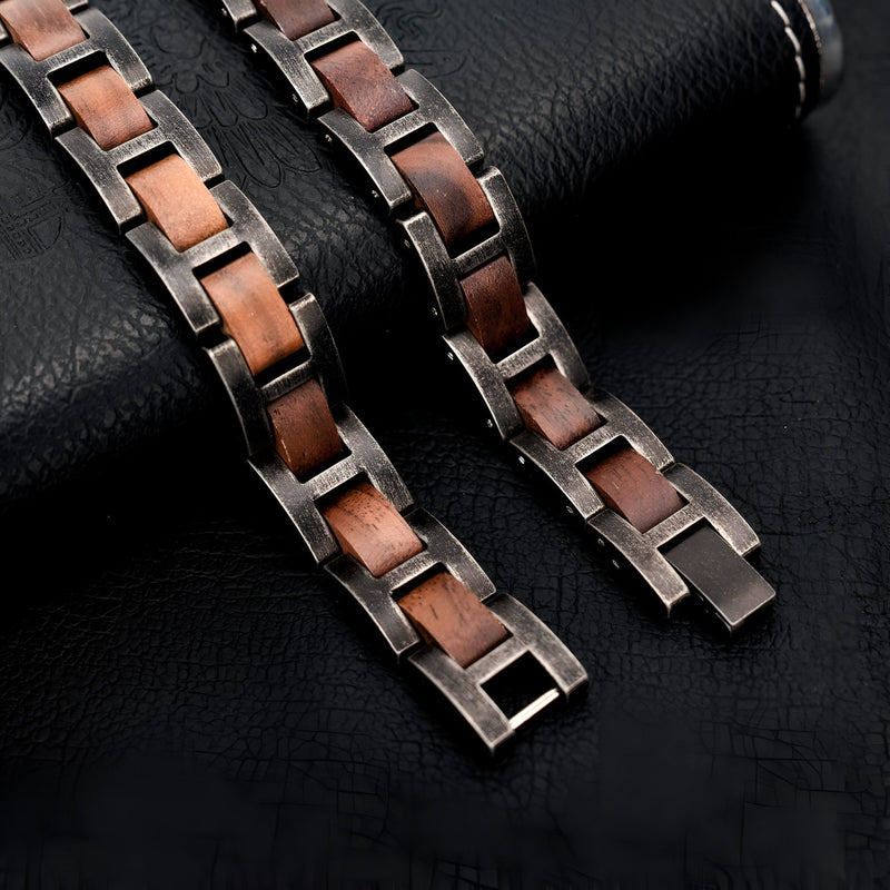 Bracelet homme en bois de noyer marron avec maillons métalliques argentés, style naturel et moderne.