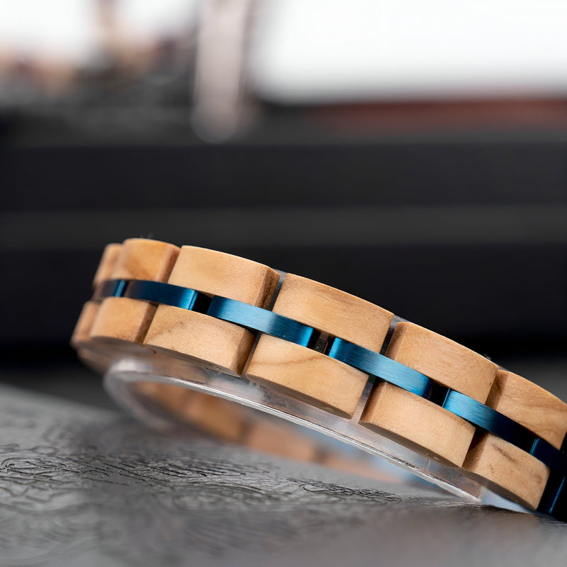 Bracelet homme en bois de noyer beige avec éclats bleus lumineux et design géométrique.