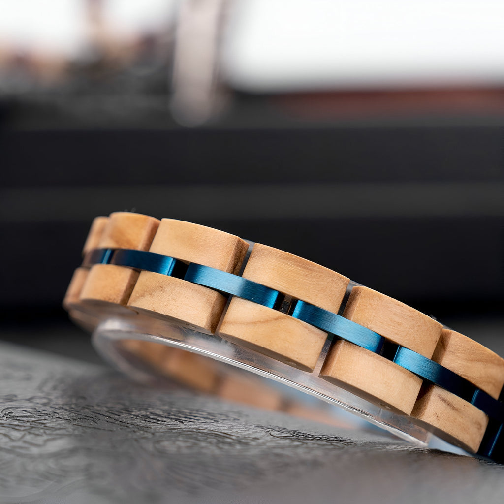 Bracelet homme en bois de noyer beige avec éclats bleus lumineux et design géométrique.