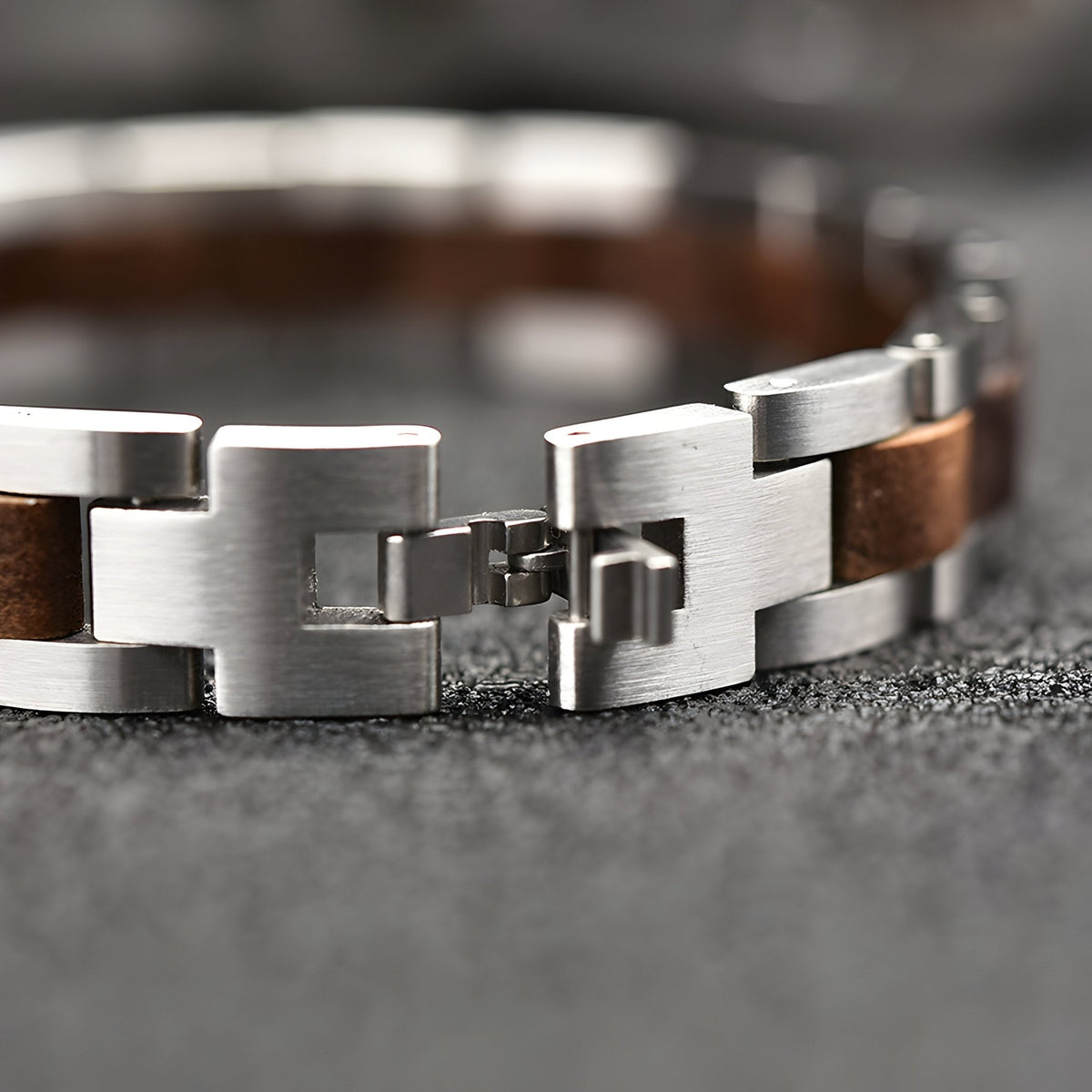 Bracelet homme en bois de noyer marron et maillons en acier argenté brossé, modèle Grégoire.