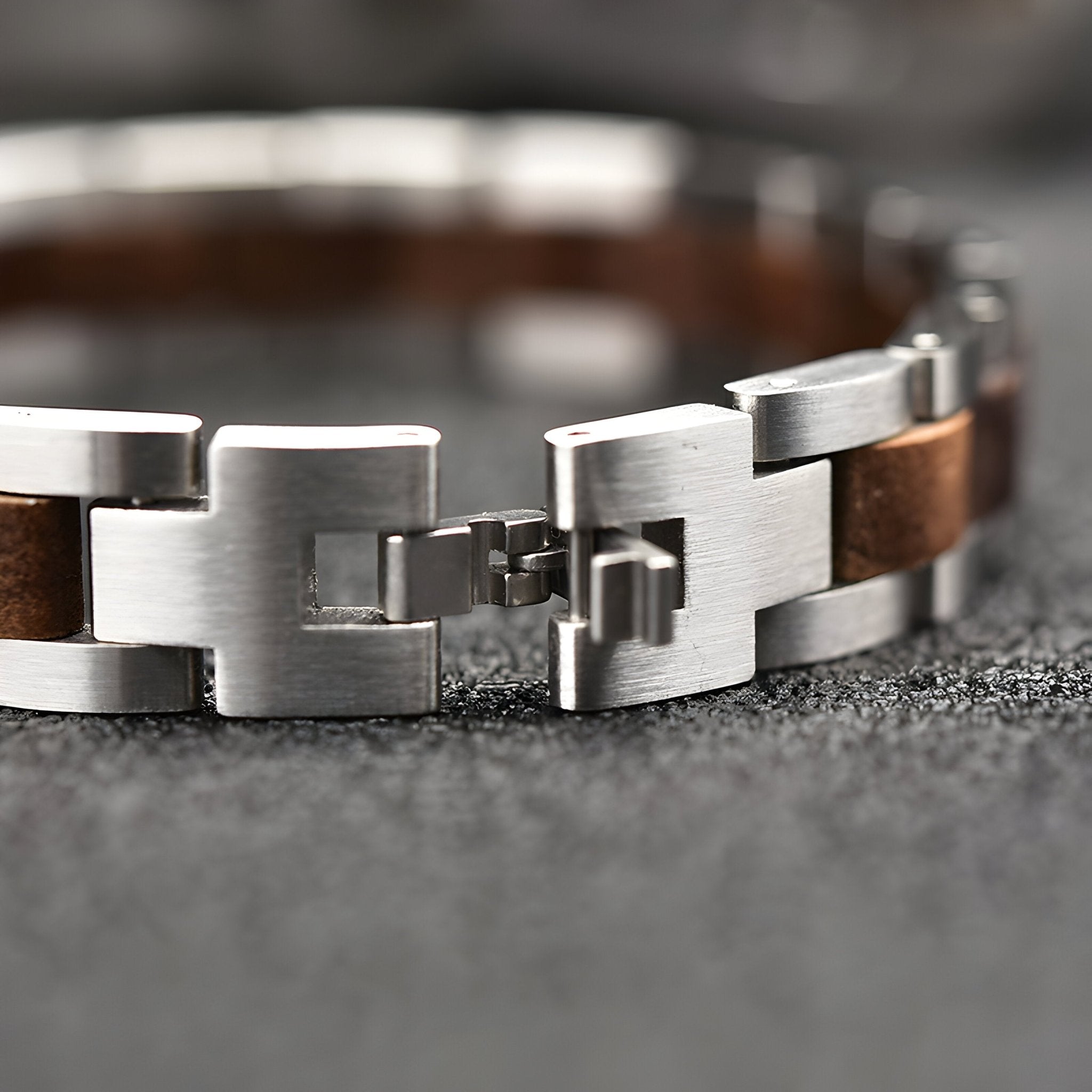Bracelet homme en bois de noyer marron et maillons en acier argenté brossé, modèle Grégoire.