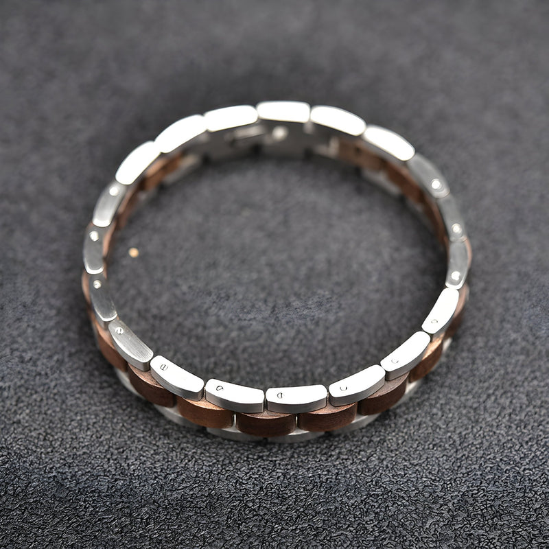 Bracelet pour homme en bois de noyer marron avec maillons métalliques argentés brillants.