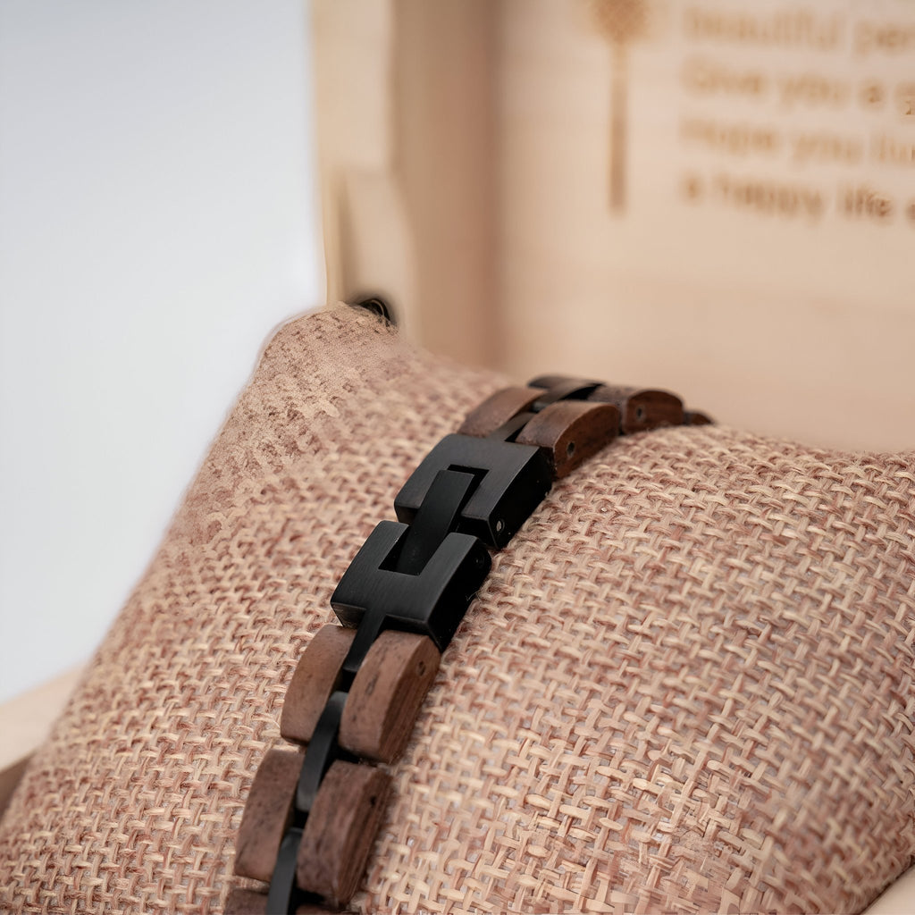 Bracelet pour homme en bois de noyer marron avec maillons larges et détails noirs modernes.