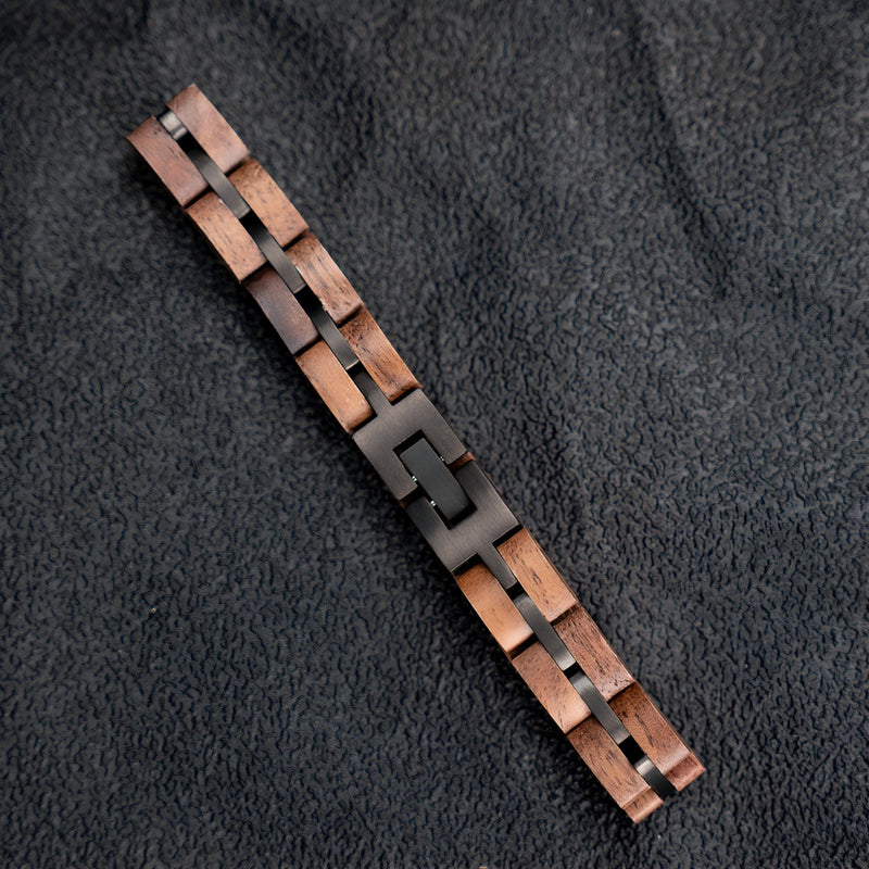 Bracelet en bois de noyer marron avec maillons rectangulaires et fermoir noir moderne.