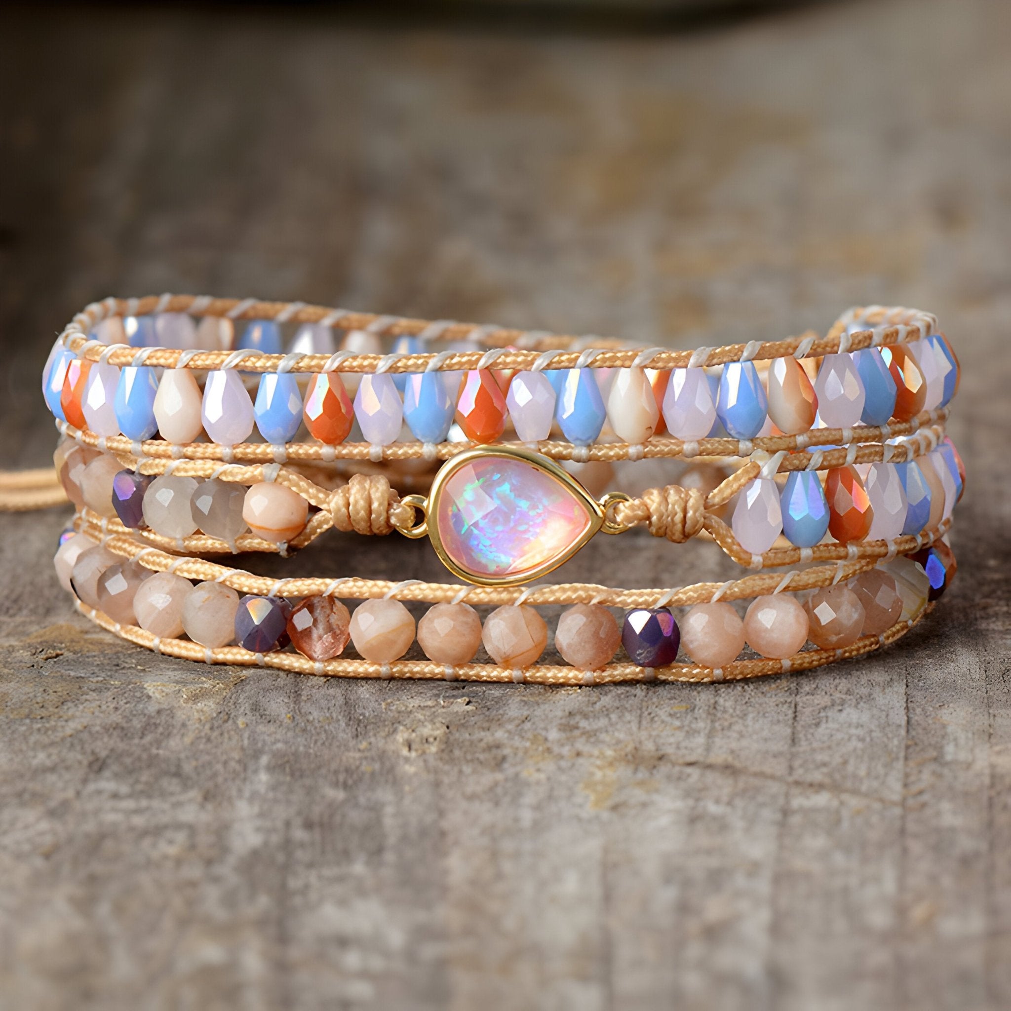 Bracelet multi-rangs en pierres naturelles multicolores avec cristal d'opale ovale scintillant sur fil beige tressé.