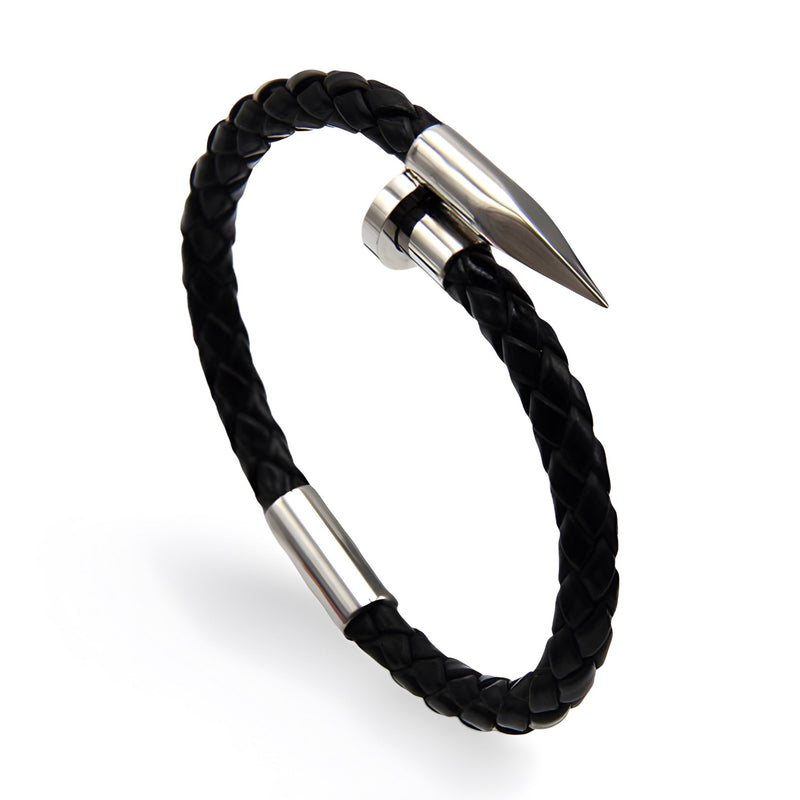 Bracelet homme cuir noir tressé avec extrémité en cône en métal argenté.