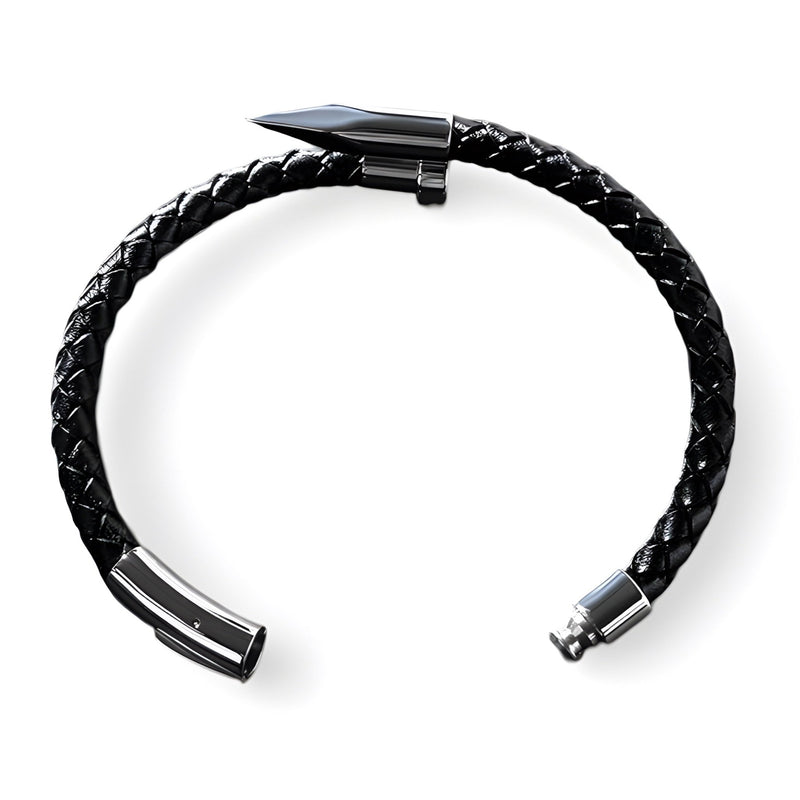 Bracelet homme en cuir noir tressé avec extrémité conique en métal argenté brillant.