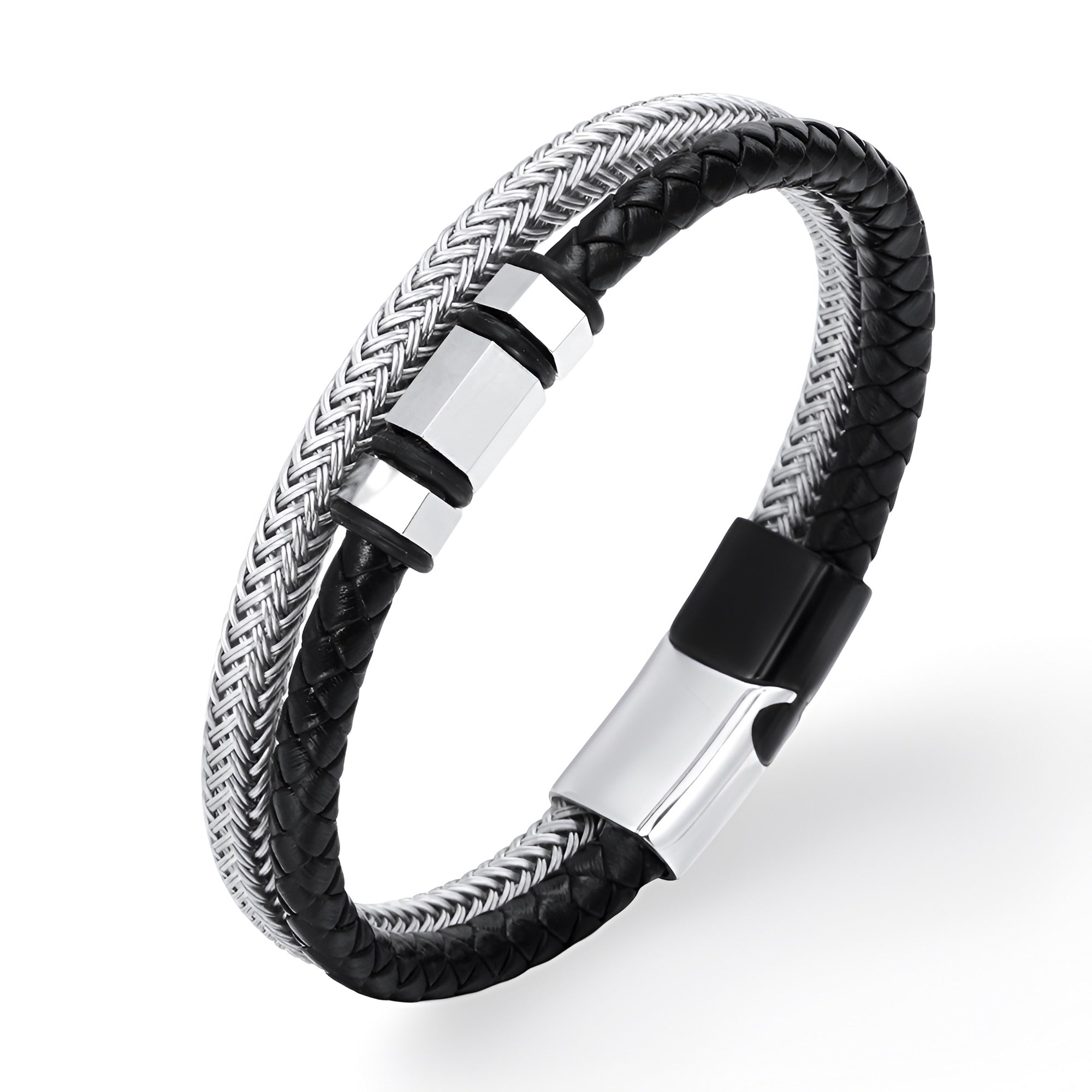 Bracelet homme en cuir noir tressé avec motifs métalliques argentés et fermoir inox poli.
