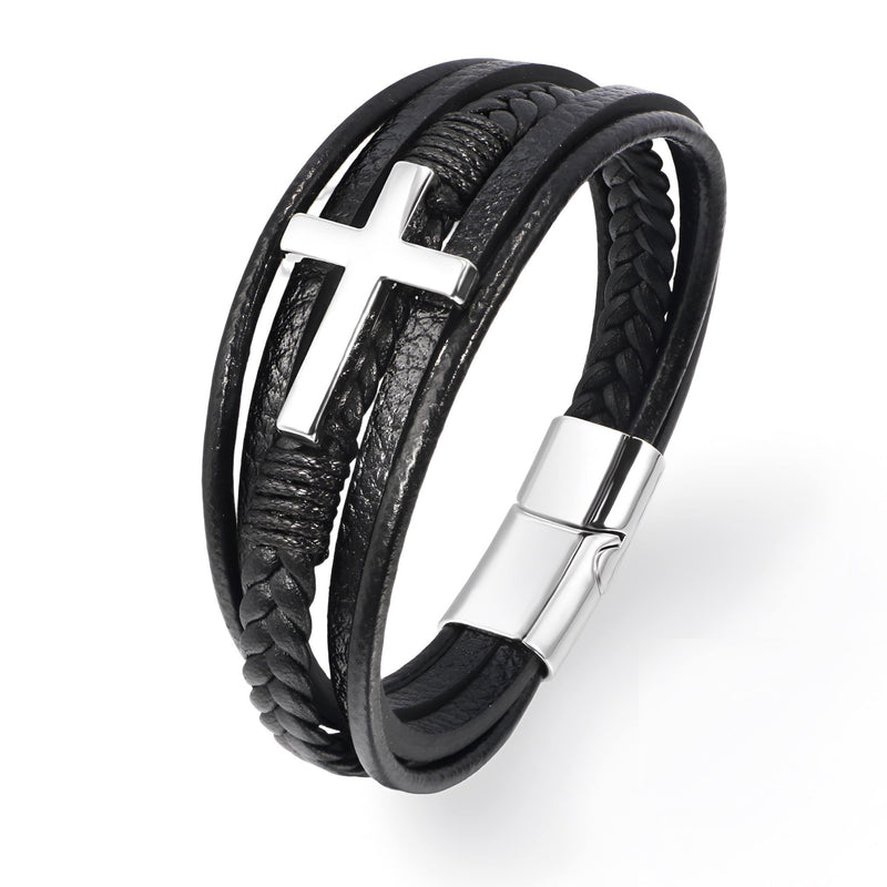 Bracelet en cuir noir multi-brins avec croix argentée et fermoir métallique brillant.