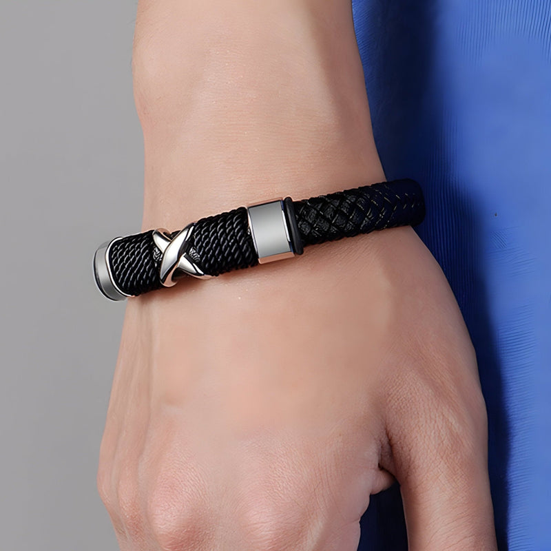 Pulsera de cuero, diseño de pequeña cruz, modelo Gaby