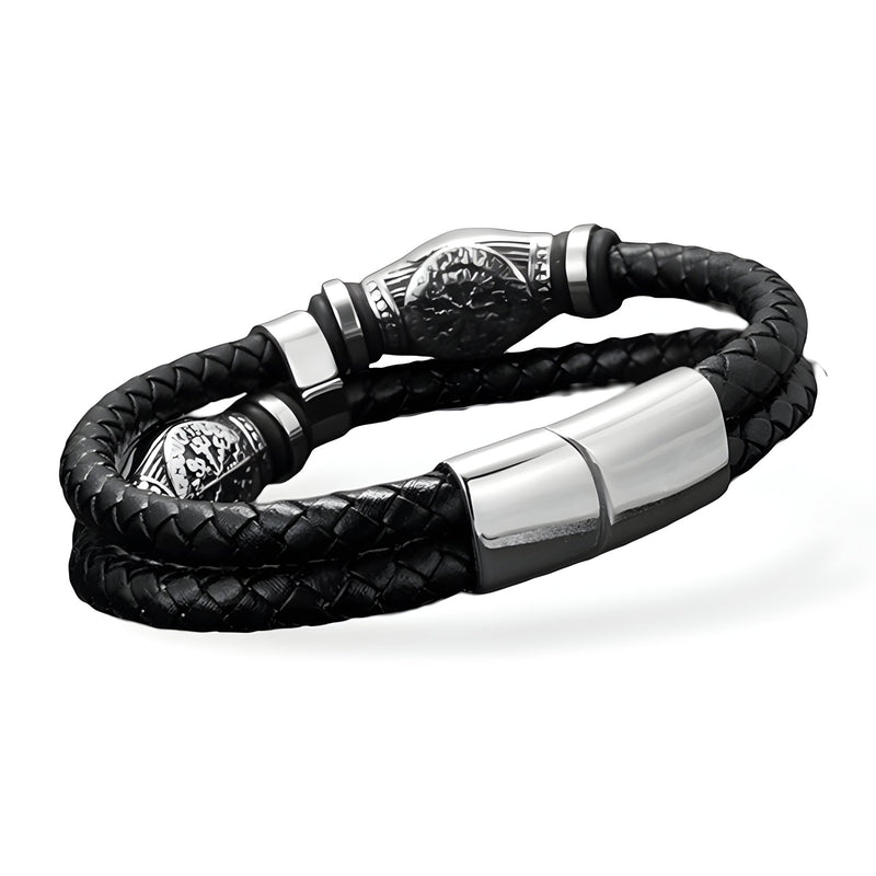 Bracelet en cuir noir tressé double tour avec détails métalliques gravés style viking et fermoir argenté brillant.