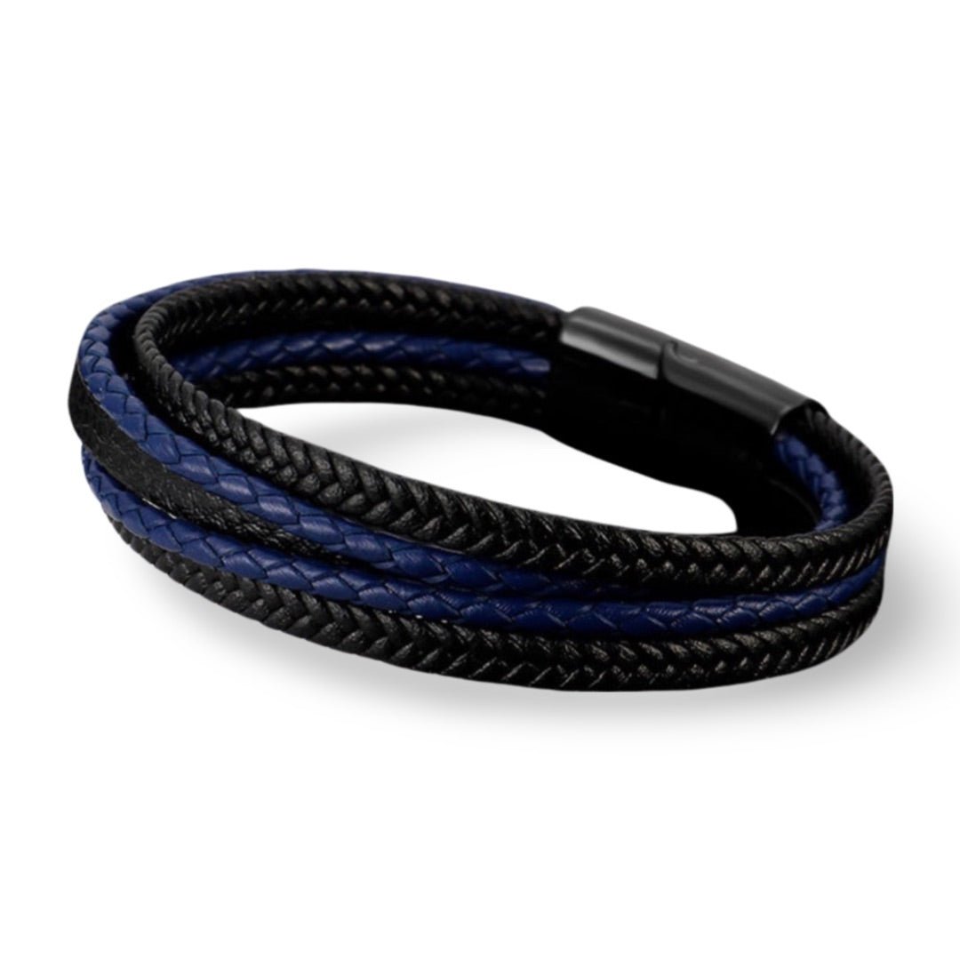 Bracelet multi-rangs en cuir noir et bleu avec fermeture magnétique noire.