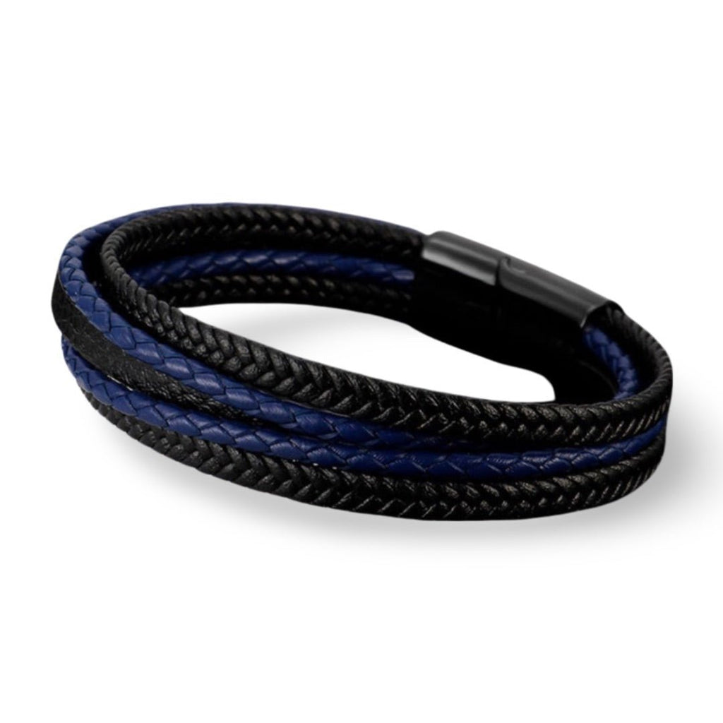 Bracelet multi-rangs en cuir noir et bleu avec fermeture magnétique noire.