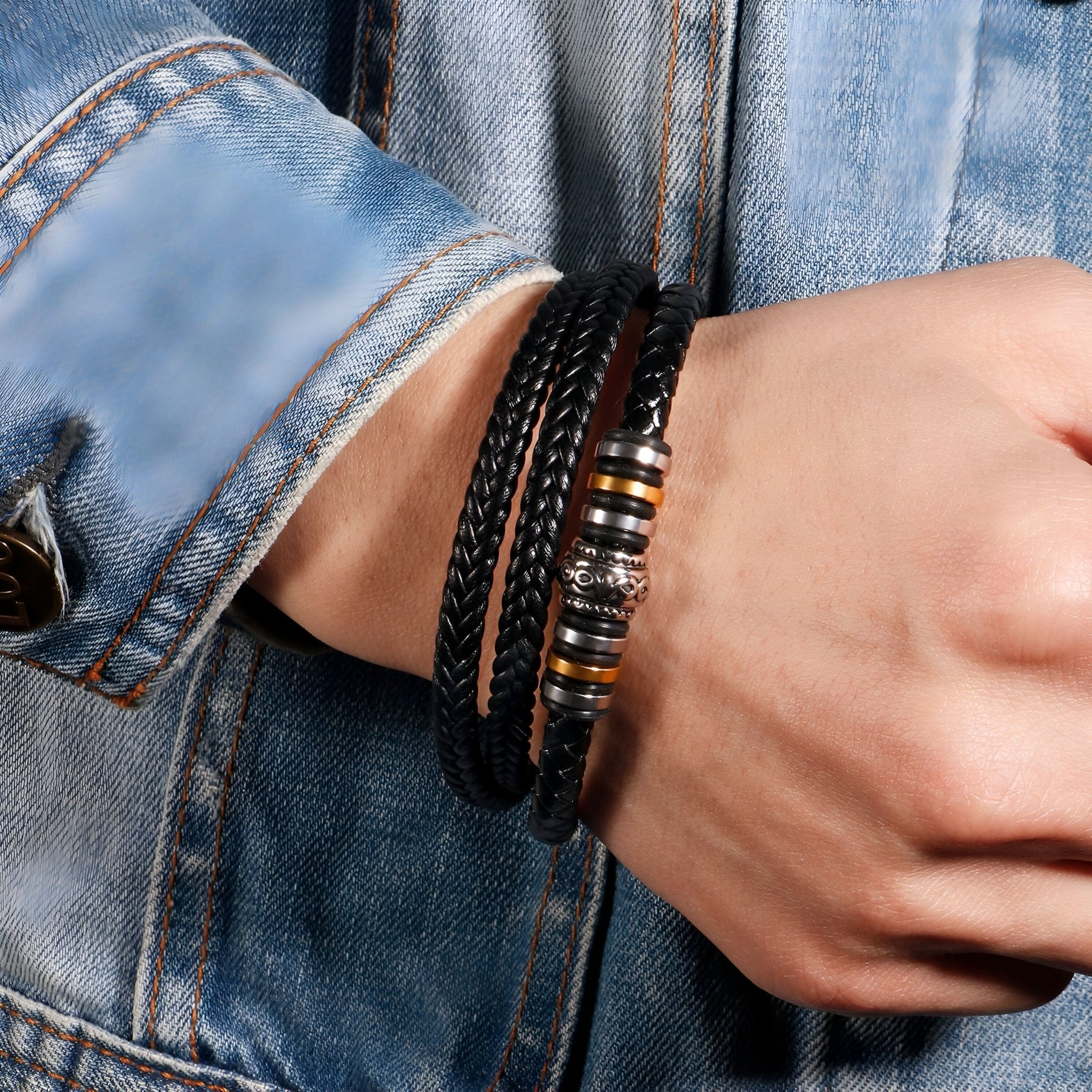 Bracelet homme en cuir noir tressé avec motif métallique argenté, style Axel.