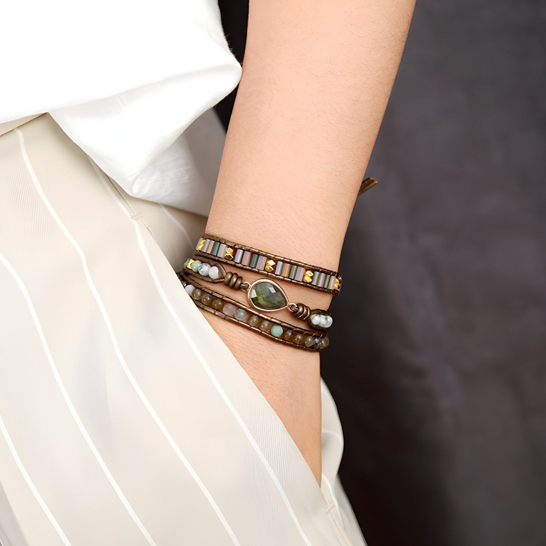 Bracelet multi-rangs femme en labradorite, perles multicolores et strass sur cordon marron.