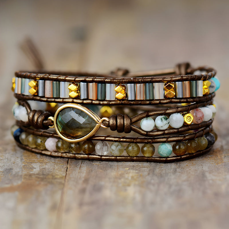 Bracelet multi-rangs en labradorite, perles multicolores, strass dorés, monté sur cuir marron.