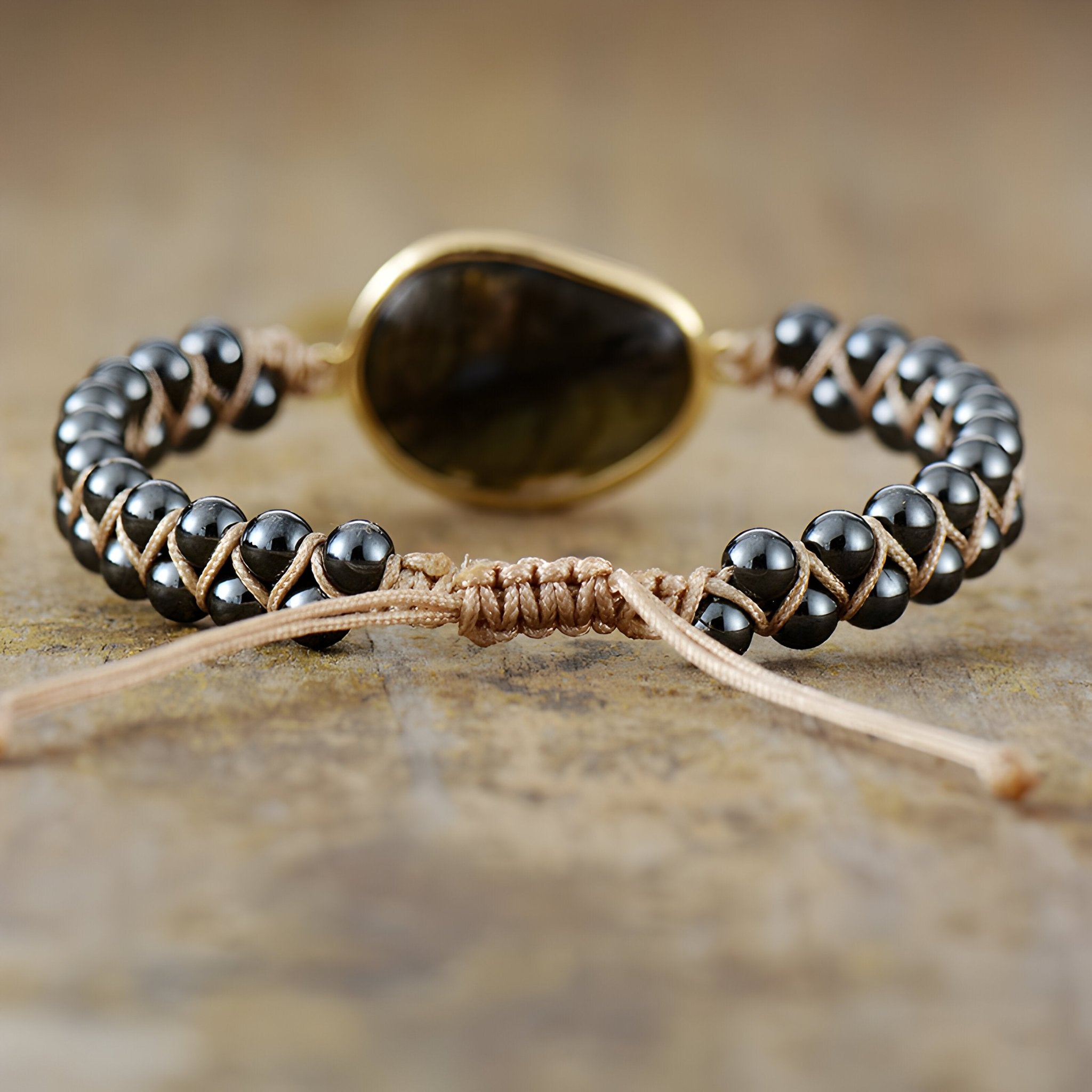 Bracelet multi-rangs femme en labradorite noire avec perles de tourmaline et fermoir coulissant en corde beige.