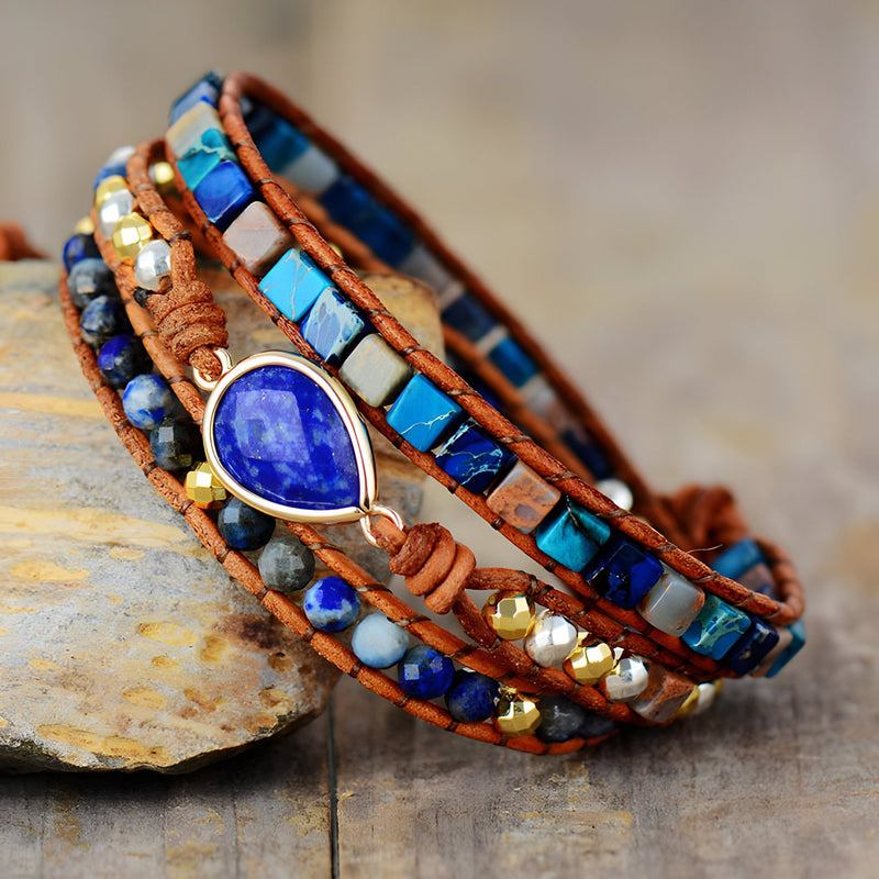 Bracelet multi-rangs en lapis lazuli, jaspe bleu, perles dorées et cuir marron tressé.