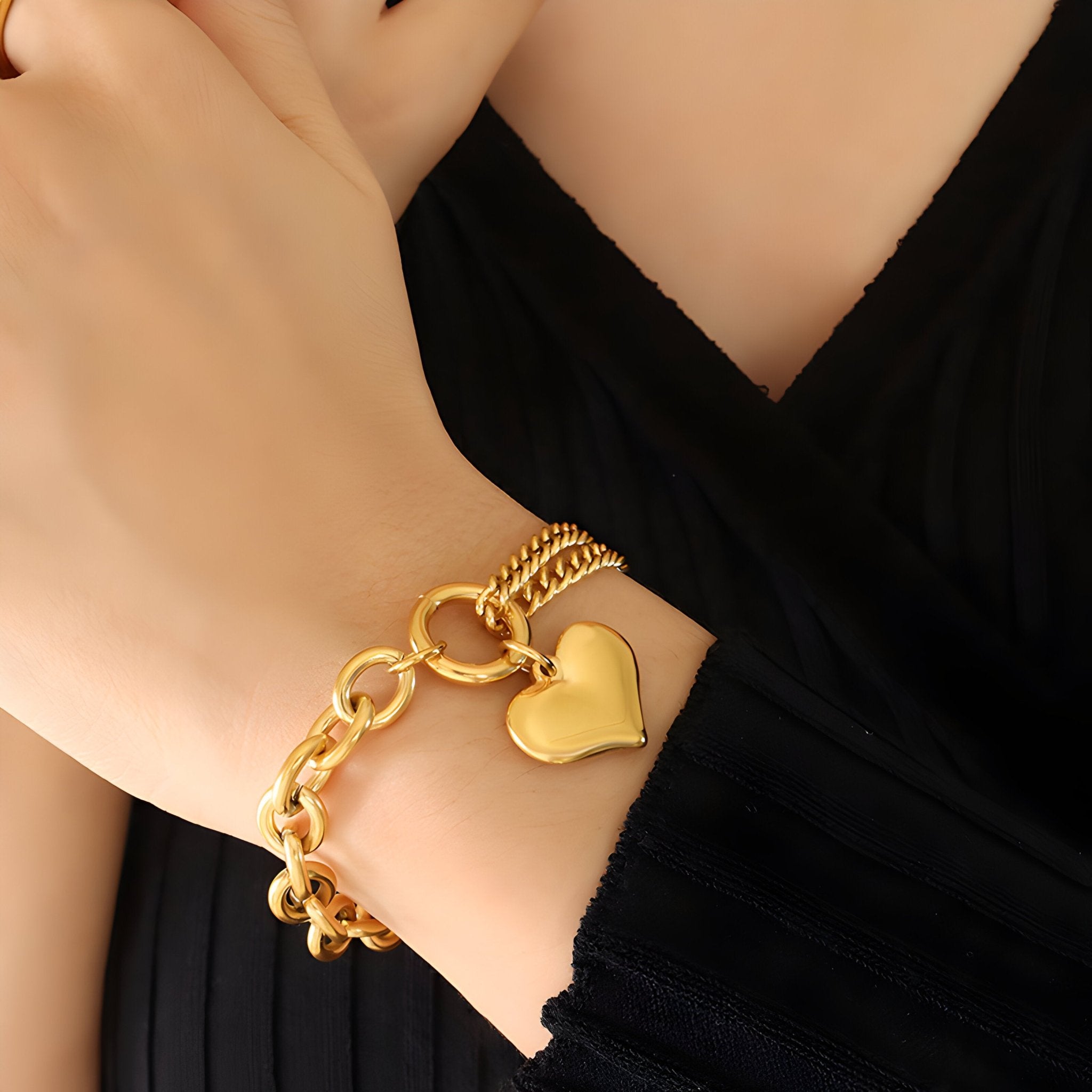 Bracelet gourmette en titane doré 18 carats avec pendentif cœur lisse brillant.