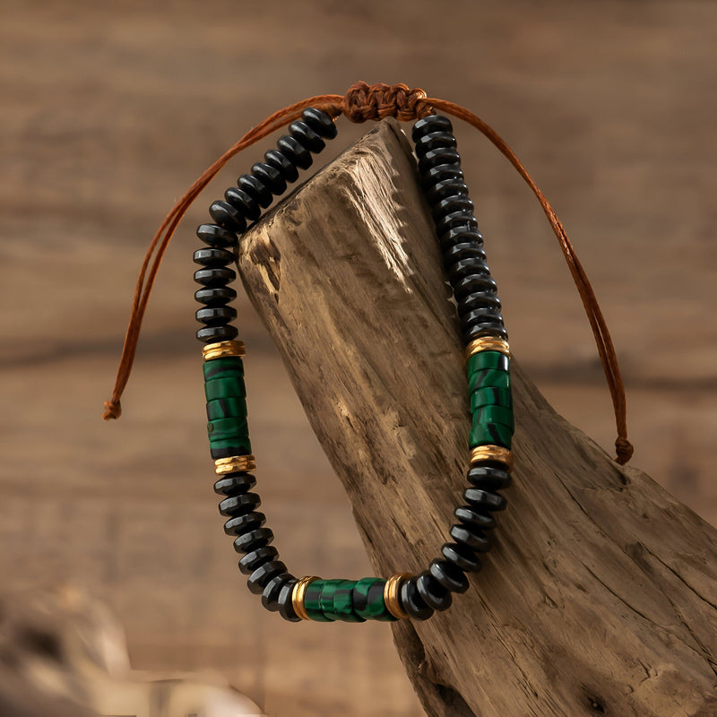 Bracelet pour homme en perles noires mates et pierres turquoises, fil marron ajustable.