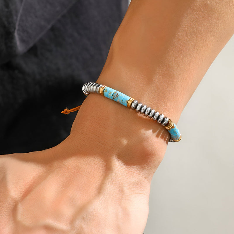 Bracelet homme en métal argenté avec perles turquoise et cordon marron ajustable.