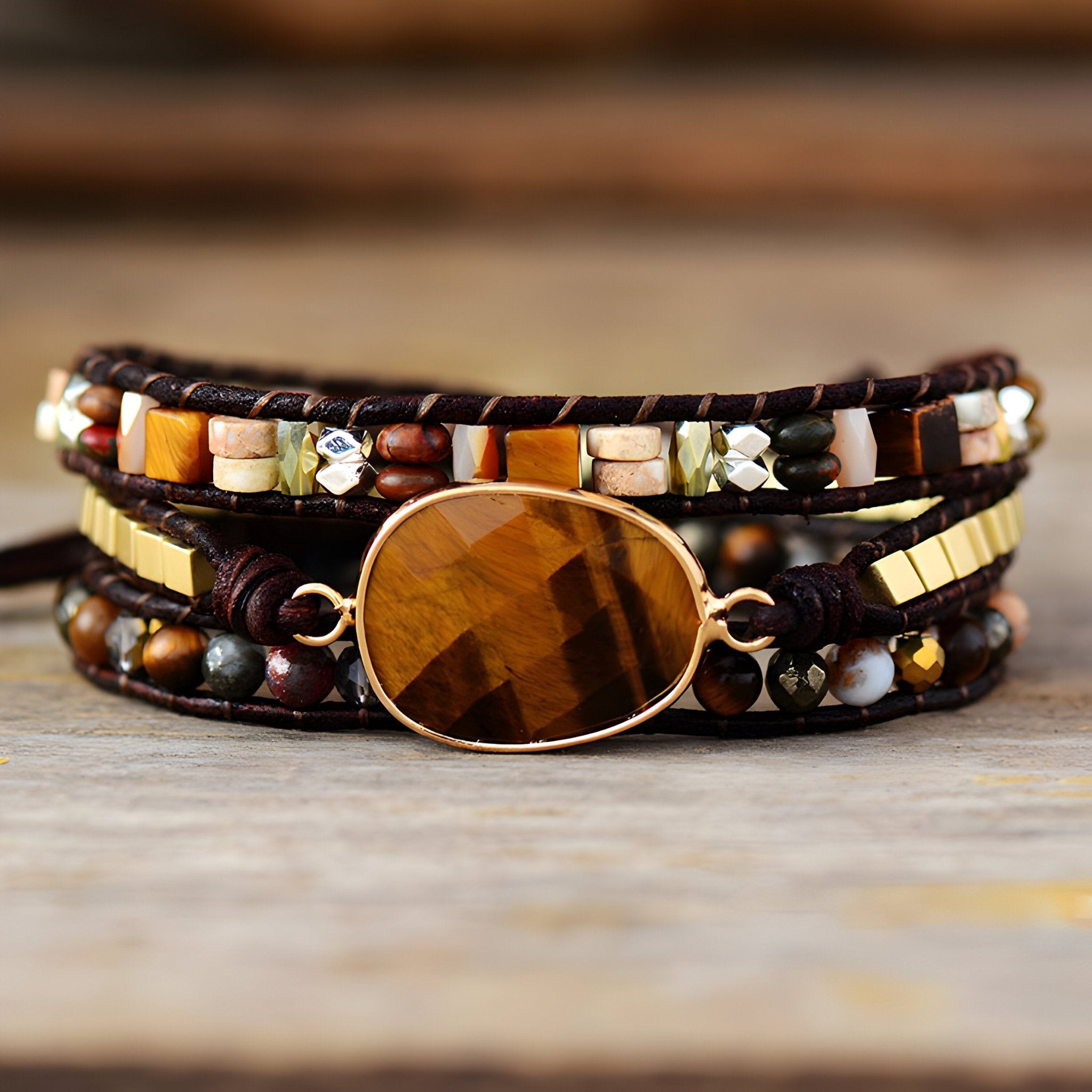 Bracelet multi-rangs marron en œil de tigre, jaspe, perles dorées et cordon tressé en cuir.