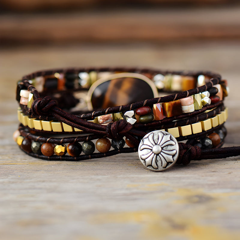 Bracelet multi-rangs en œil de tigre et jaspe marron avec bouton métal fleur élégante.