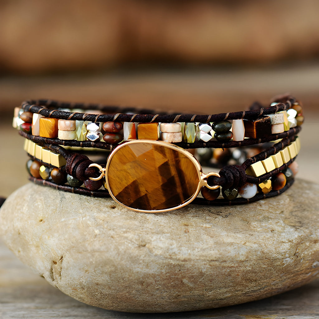 Bracelet multi-rangs en oeil de tigre marron et pierres de jaspe avec perles dorées et fermoir circulaire.