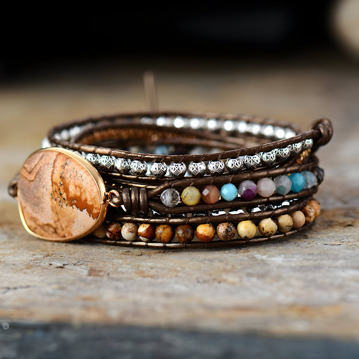 Bracelet multi-rangs en pierres naturelles colorées et oeil de tigre avec fermoir en métal bronze.